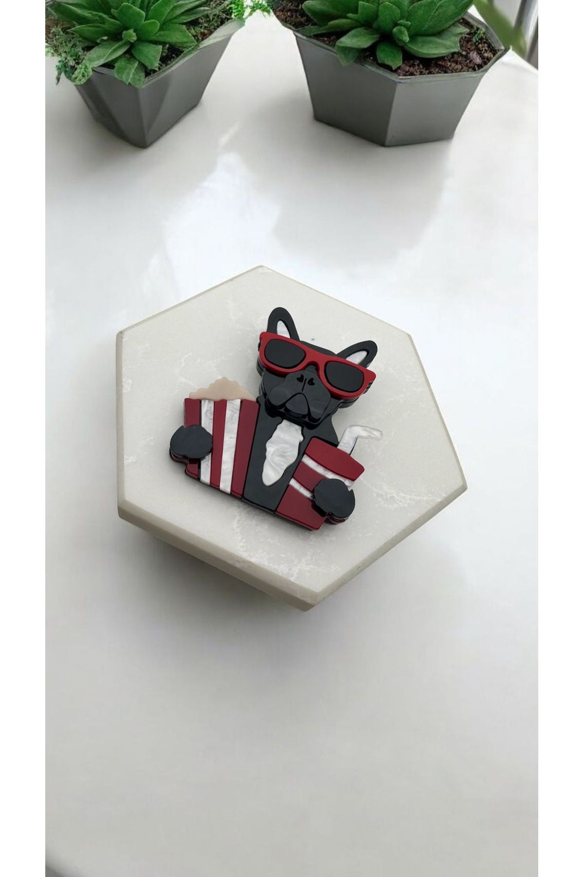 Kırmızı Gözlüklü Köpekli Broş