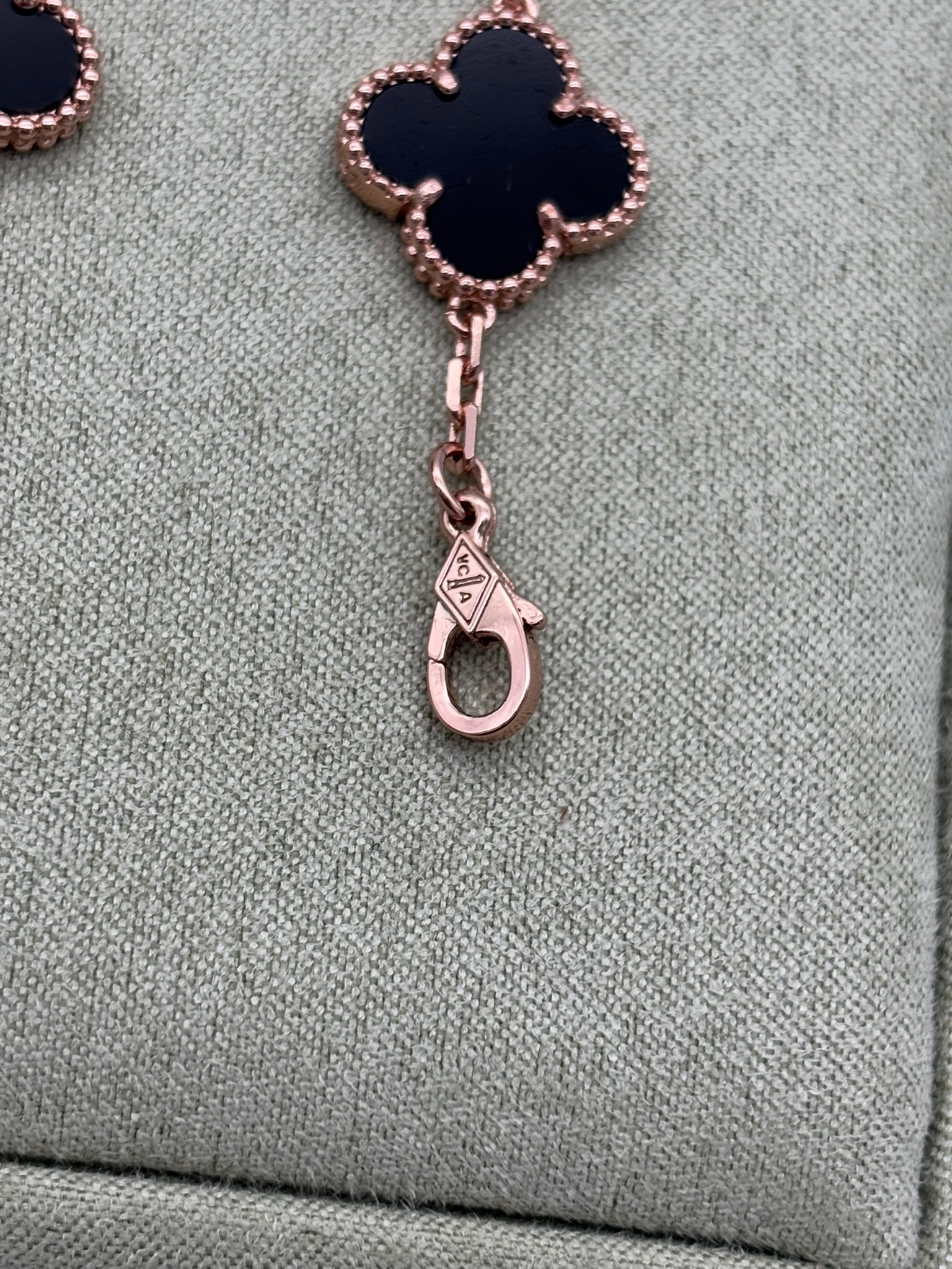 Gold Siyah Taşlı İthal Bileklik