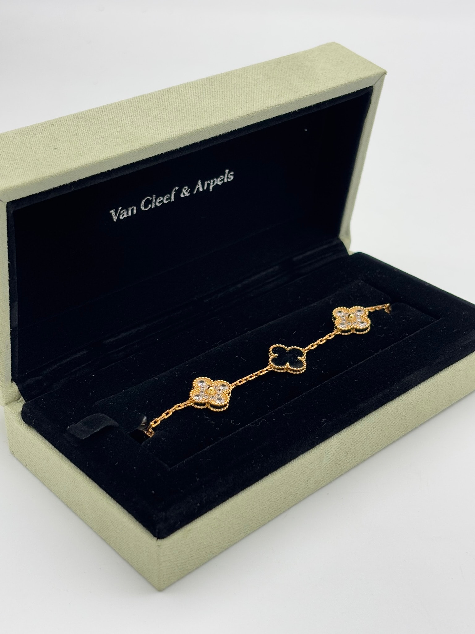 Gold Siyah Taşlı İthal Bileklik