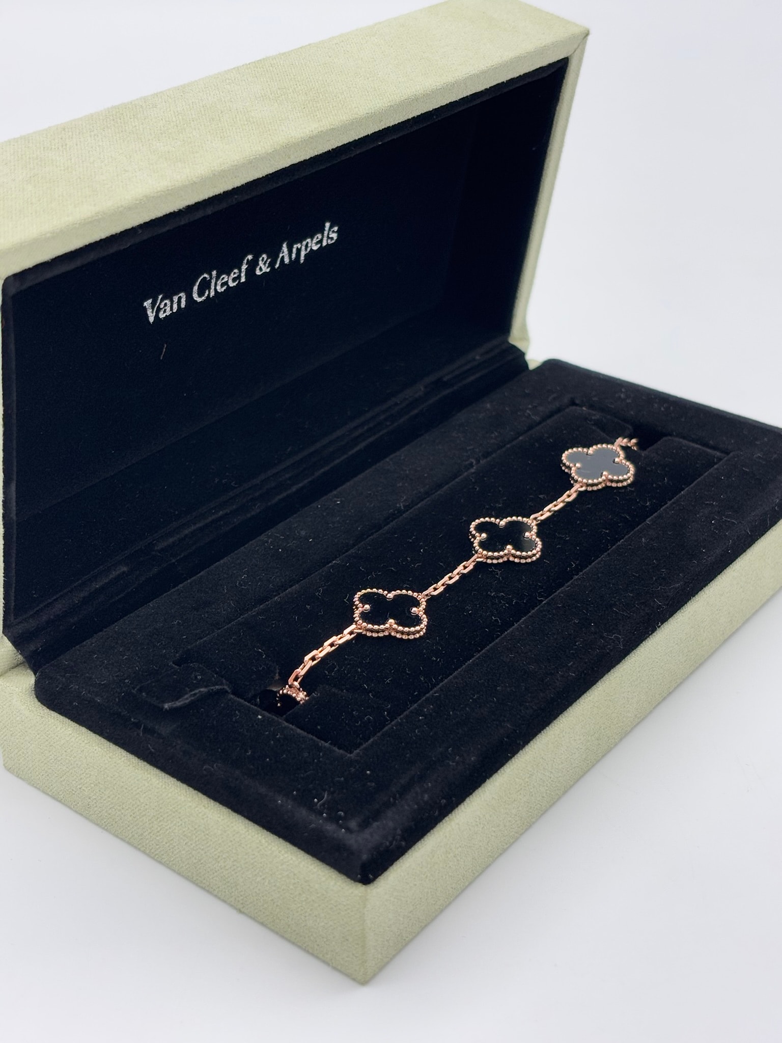 Gold Siyah Taşlı İthal Bileklik