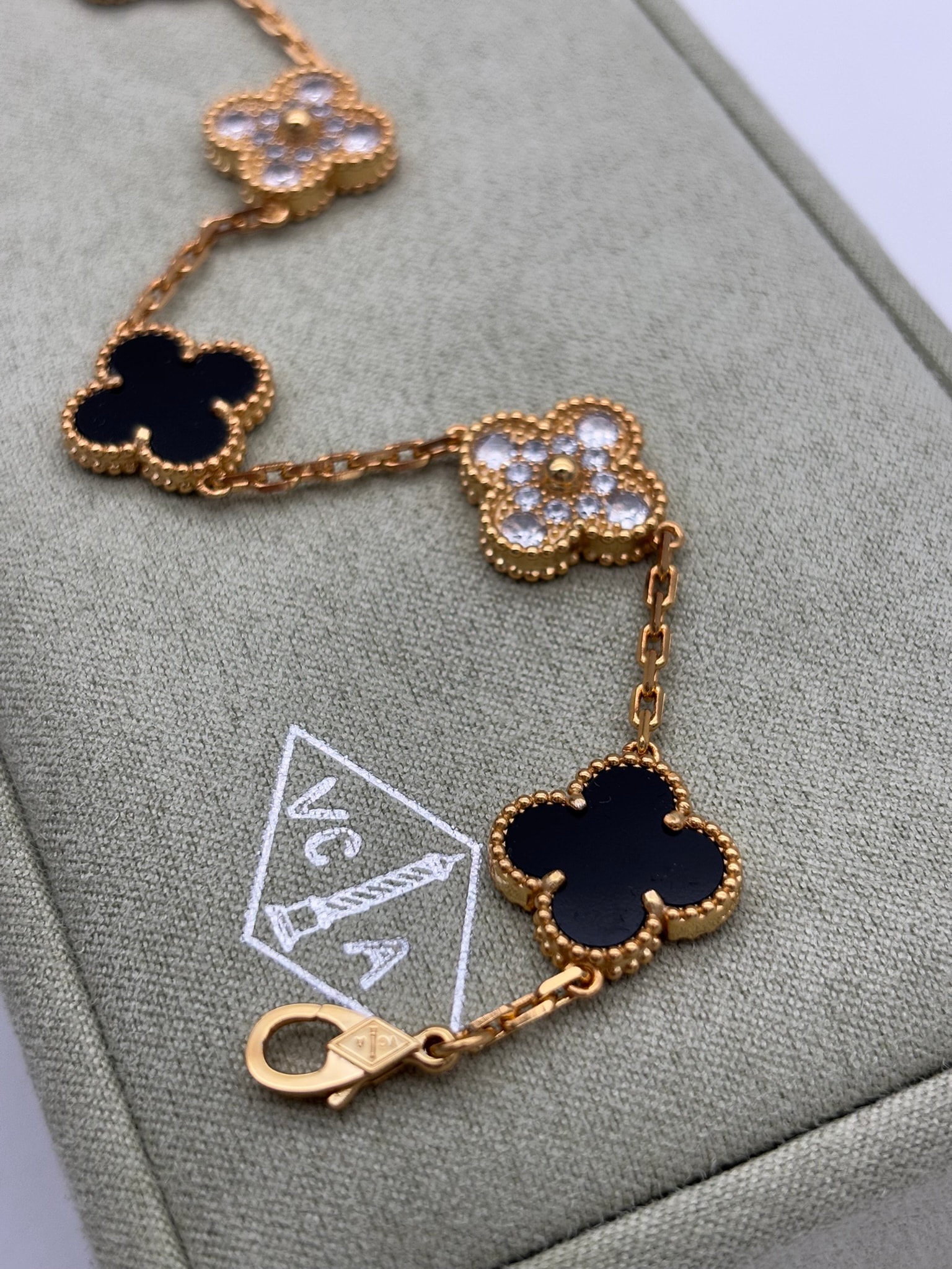 Gold Siyah Taşlı İthal Bileklik