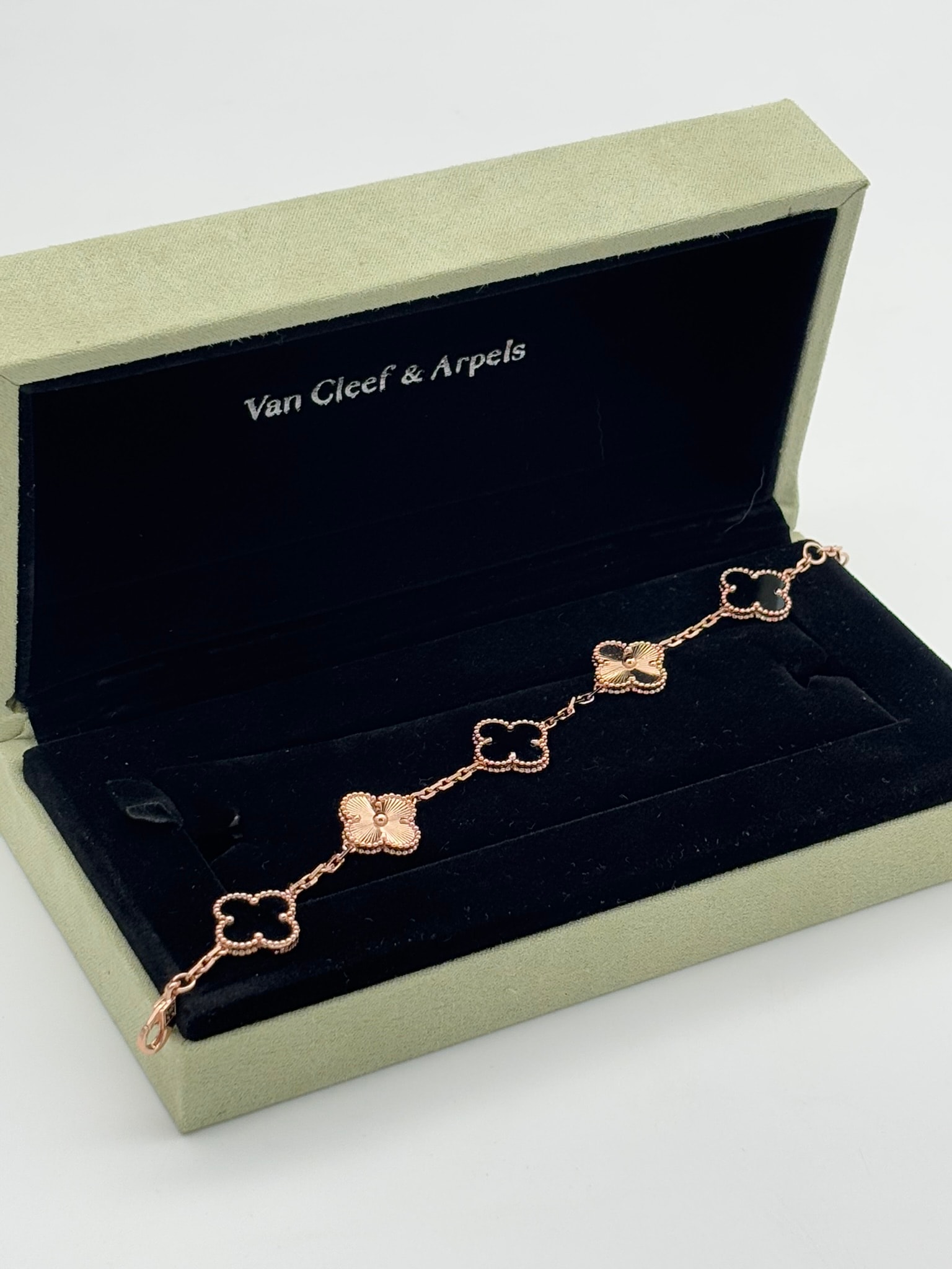 Gold Siyah Taşlı İthal Bileklik