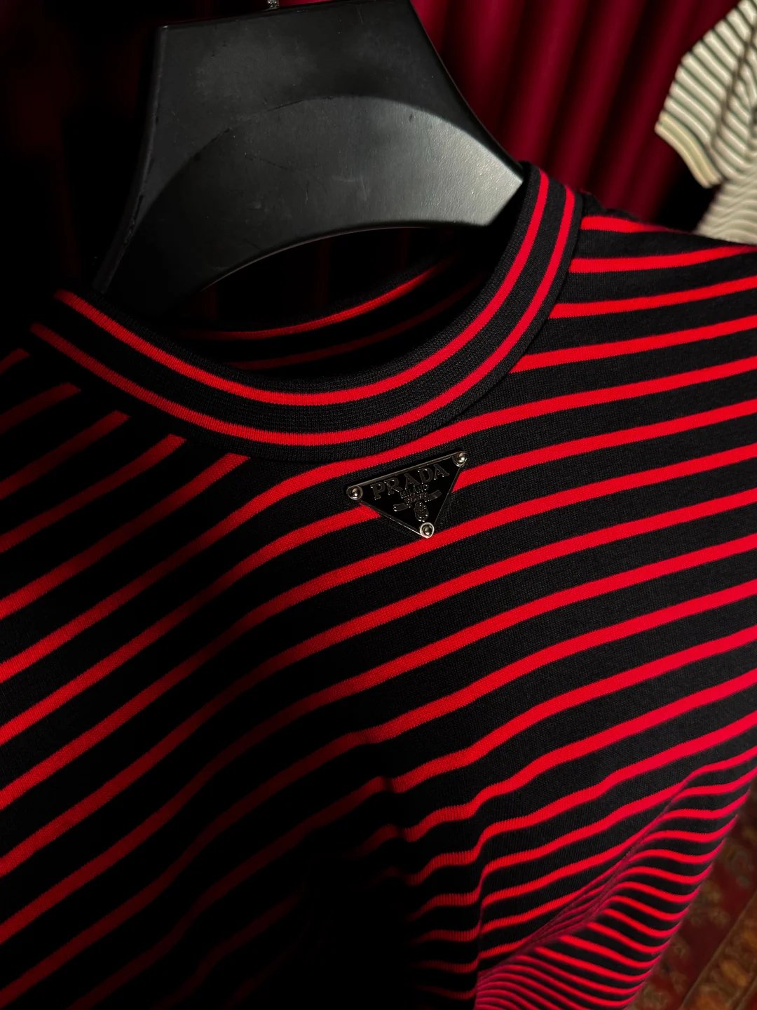 Kırmızı Siyah Çizgi Detaylı Metal Plaka Logo Detaylı Erkek T-shirt
