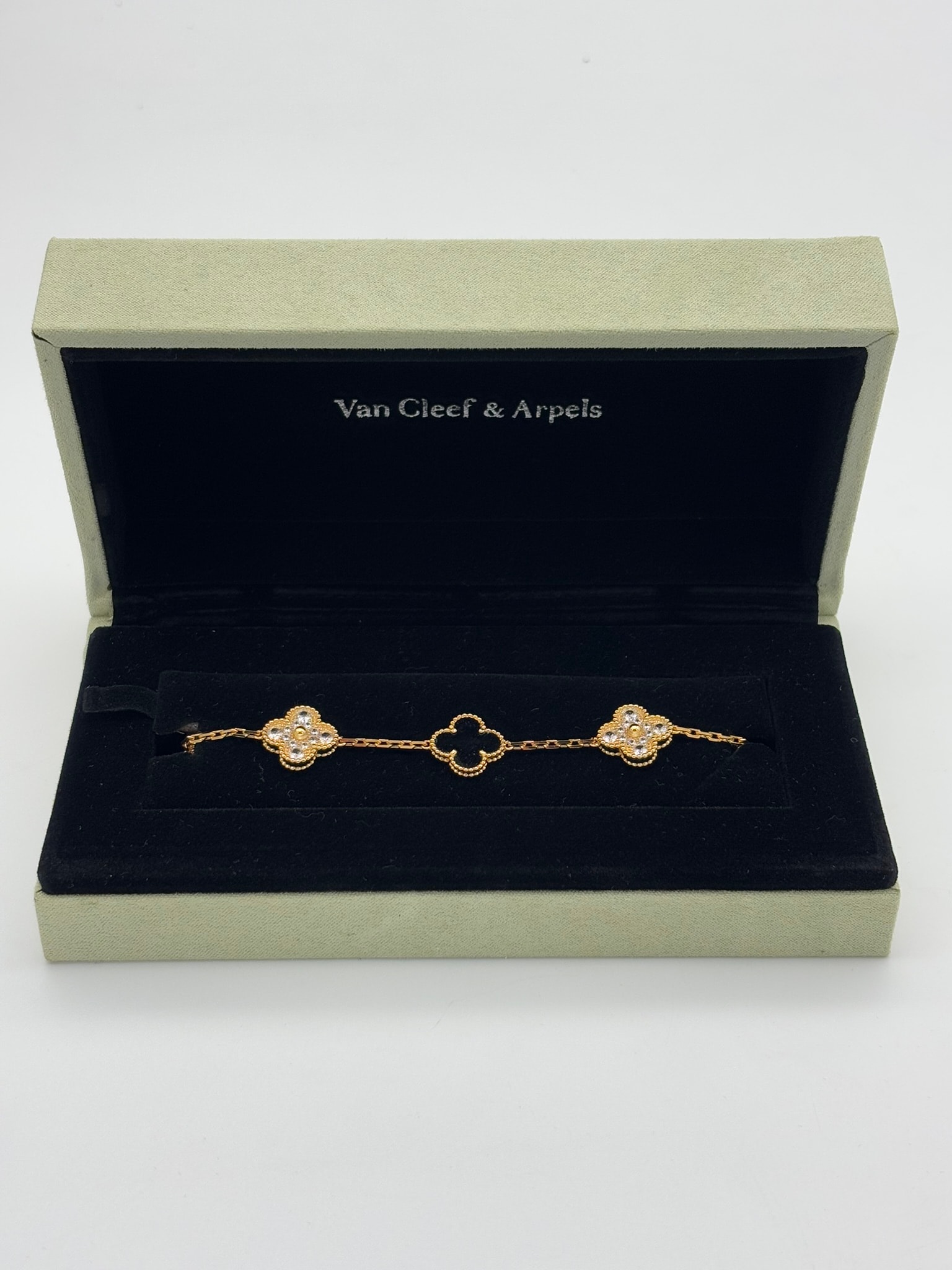 Gold Siyah Taşlı İthal Bileklik