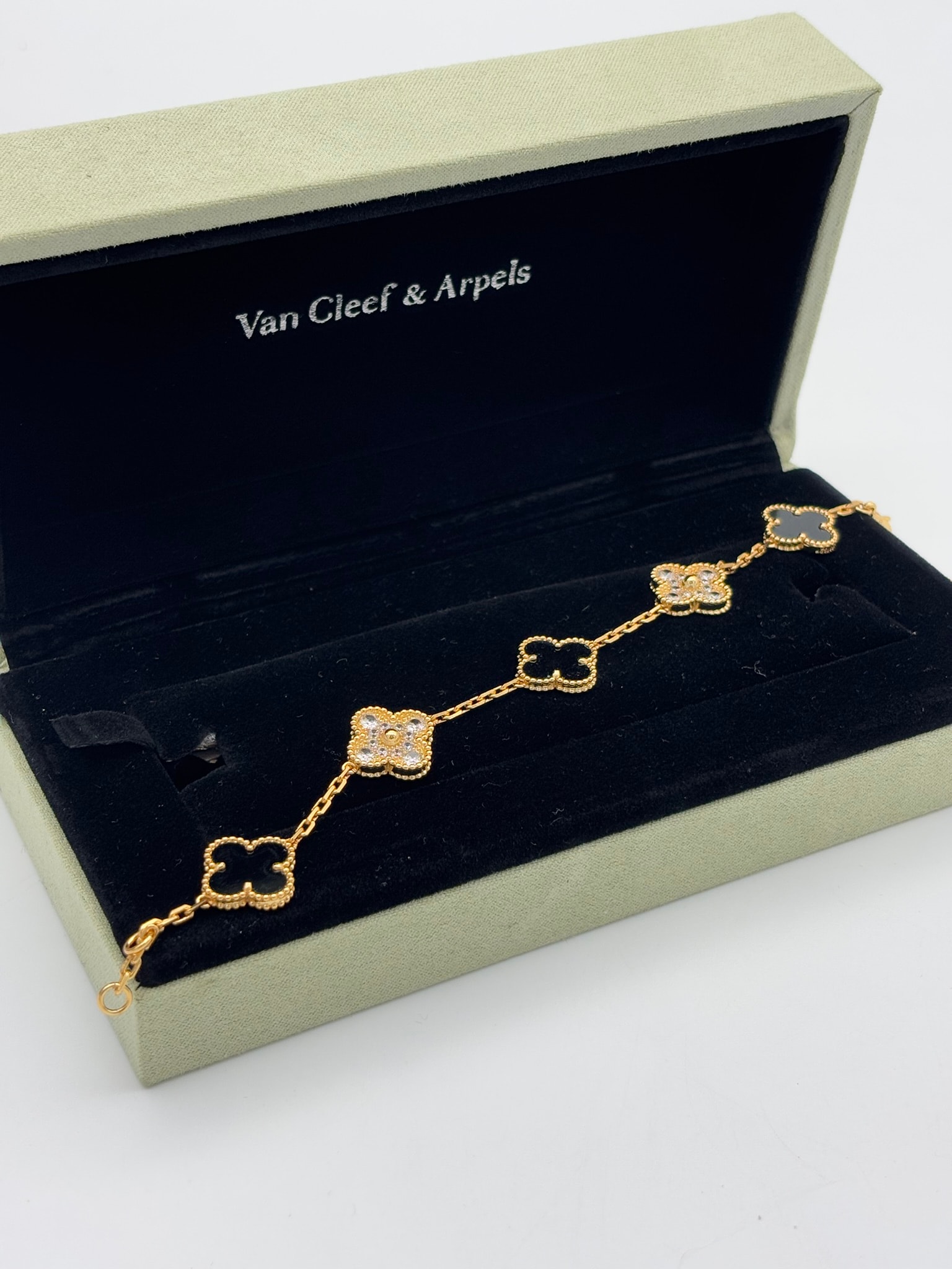 Gold Siyah Taşlı İthal Bileklik