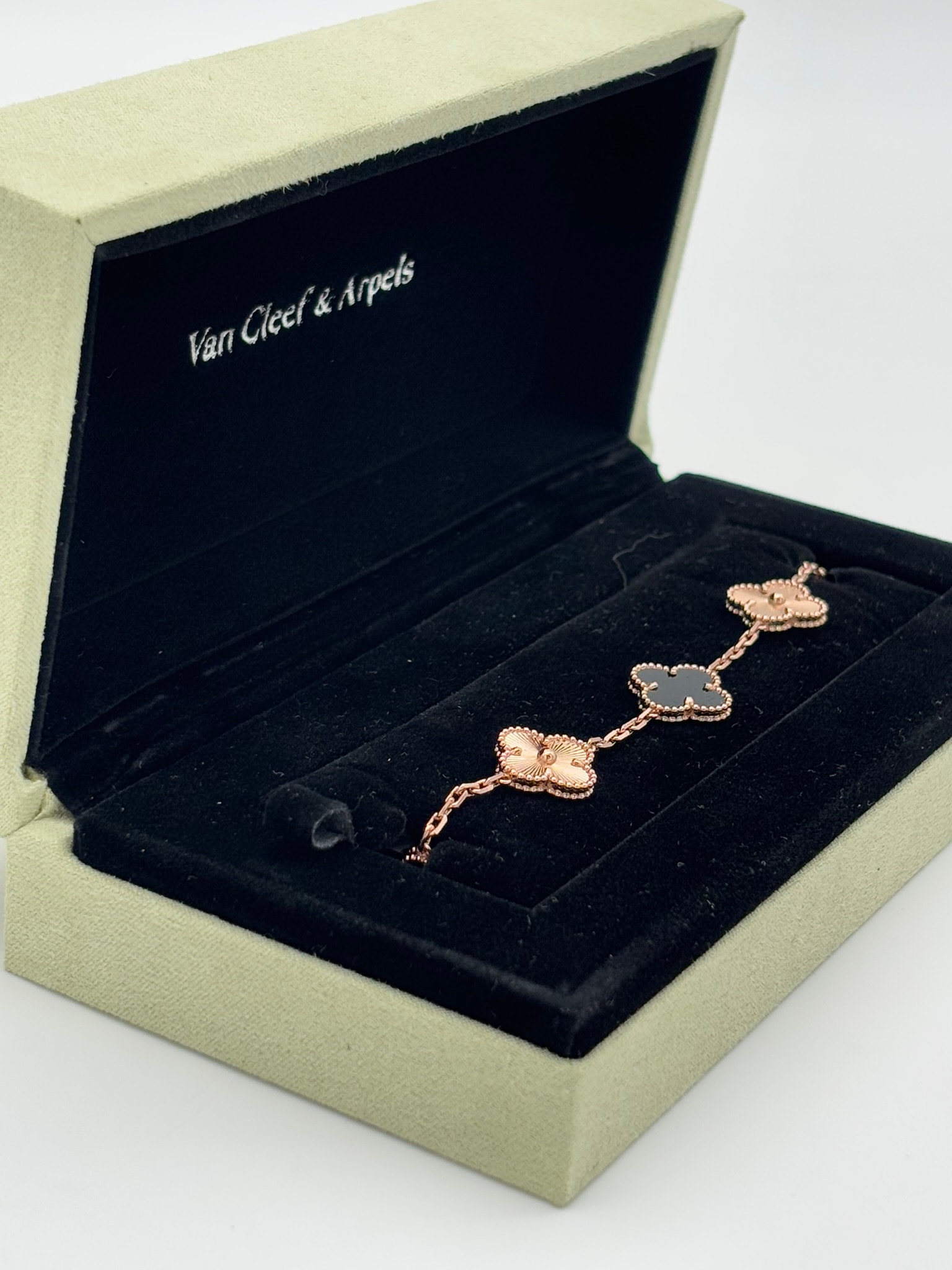 Gold Siyah Taşlı İthal Bileklik