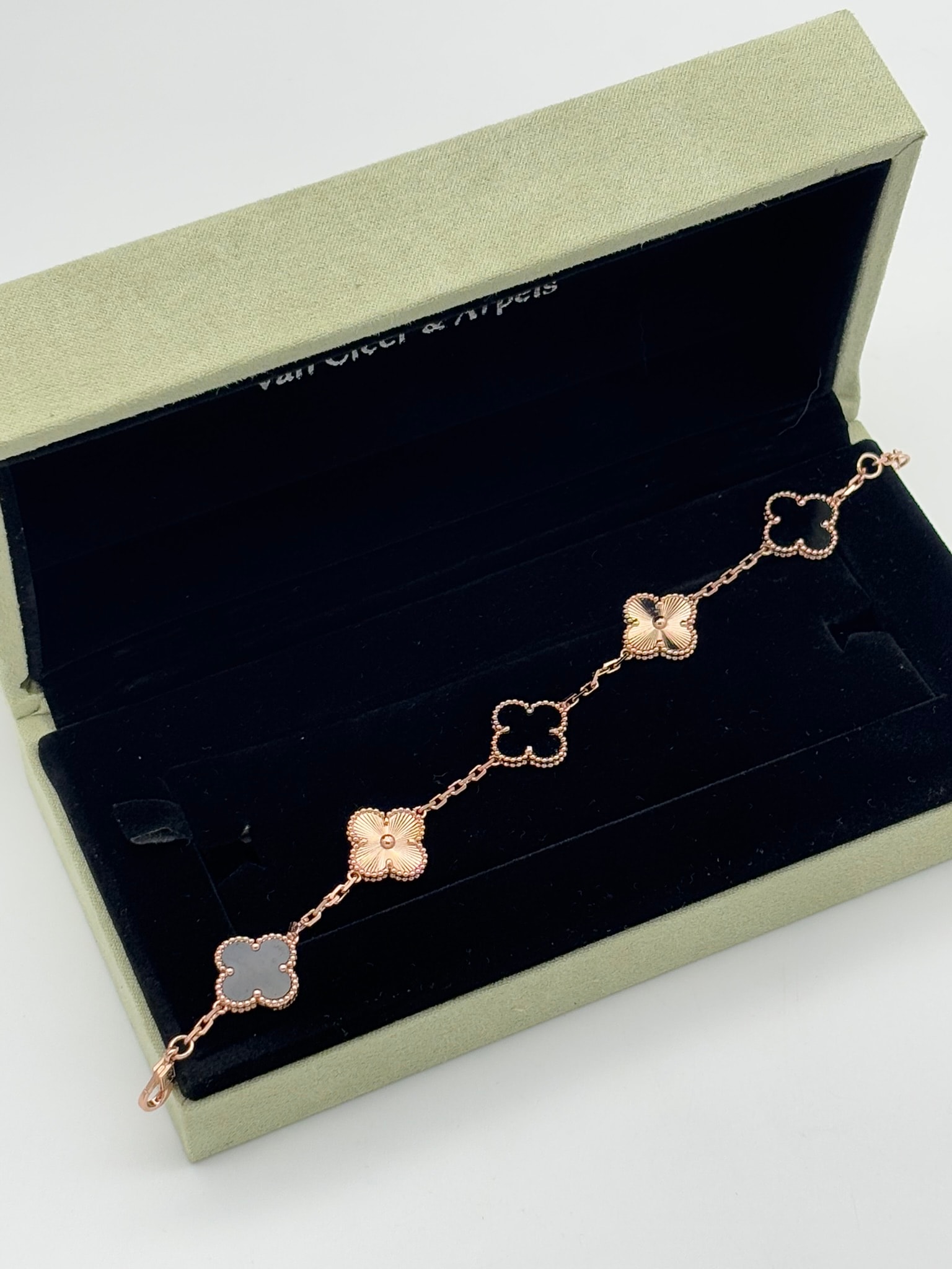 Gold Siyah Taşlı İthal Bileklik