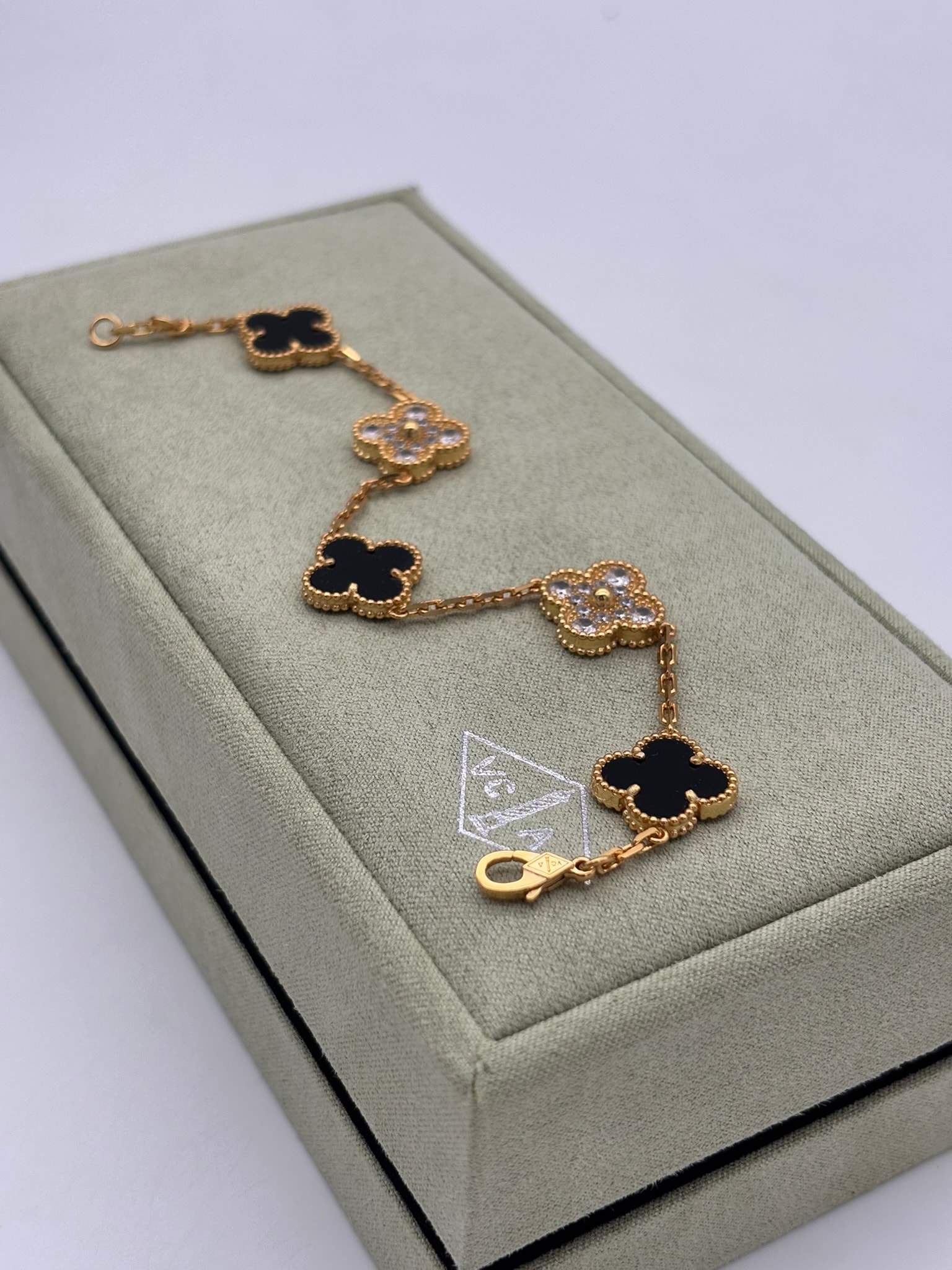 Gold Siyah Taşlı İthal Bileklik