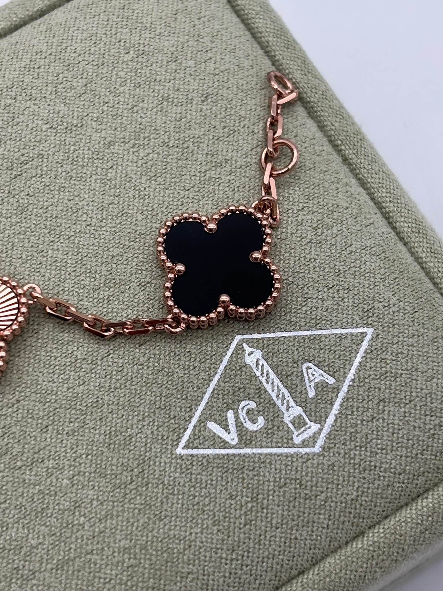 Gold Siyah Taşlı İthal Bileklik