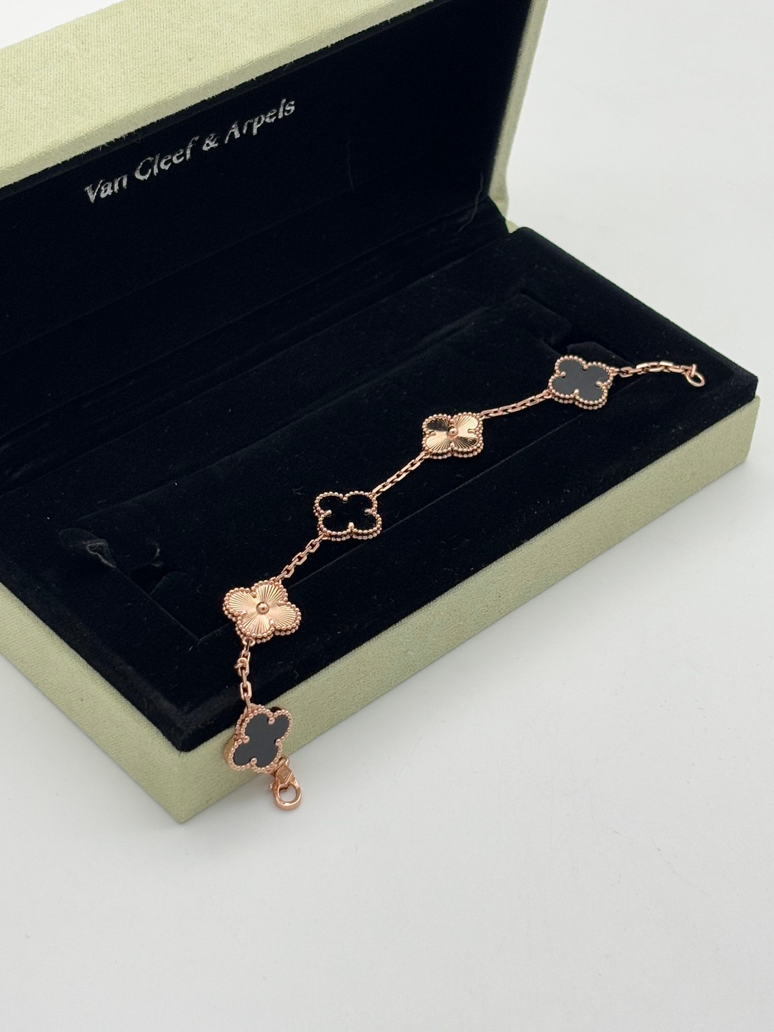 Gold Siyah Taşlı İthal Bileklik