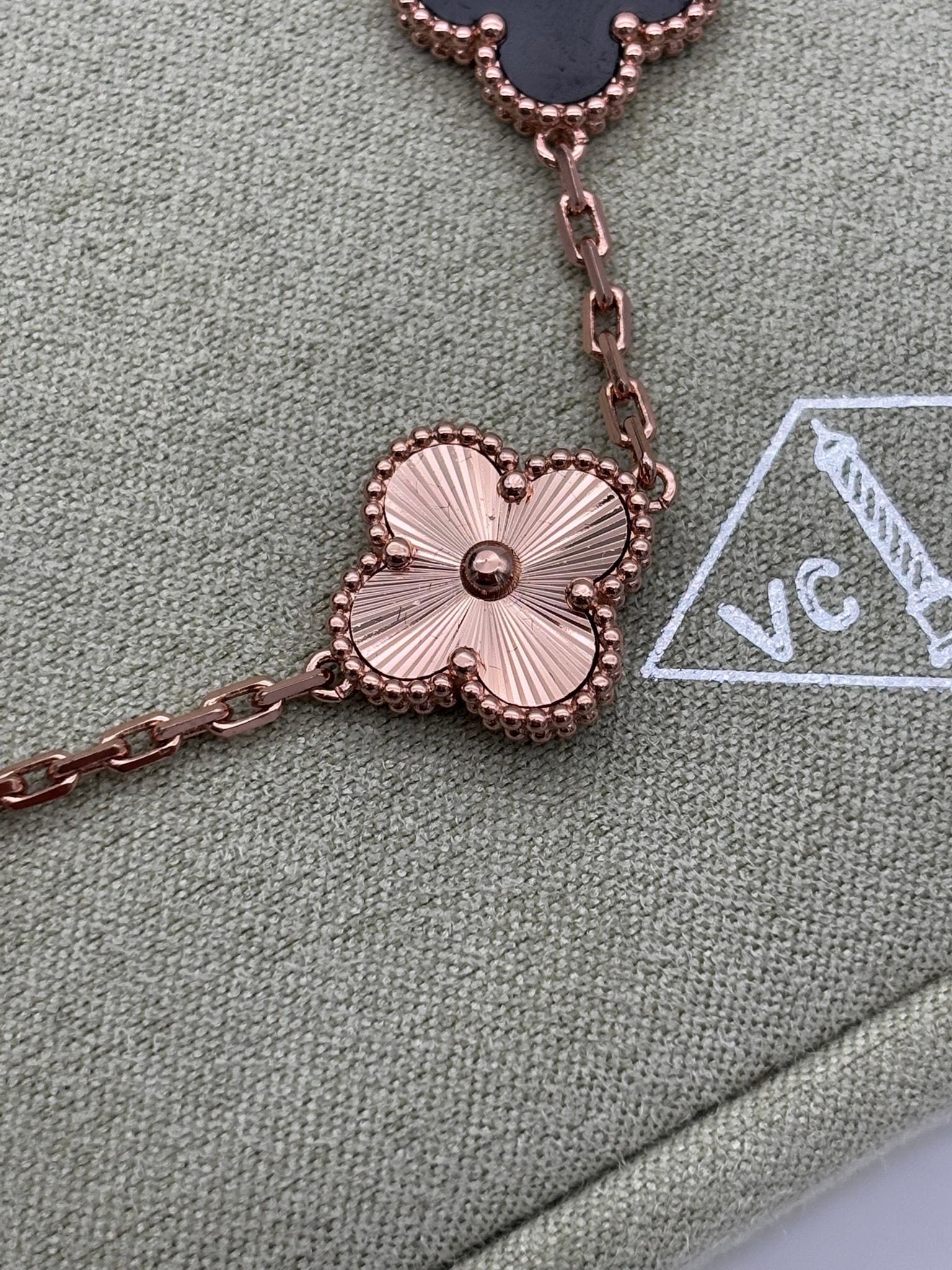 Gold Siyah Taşlı İthal Bileklik