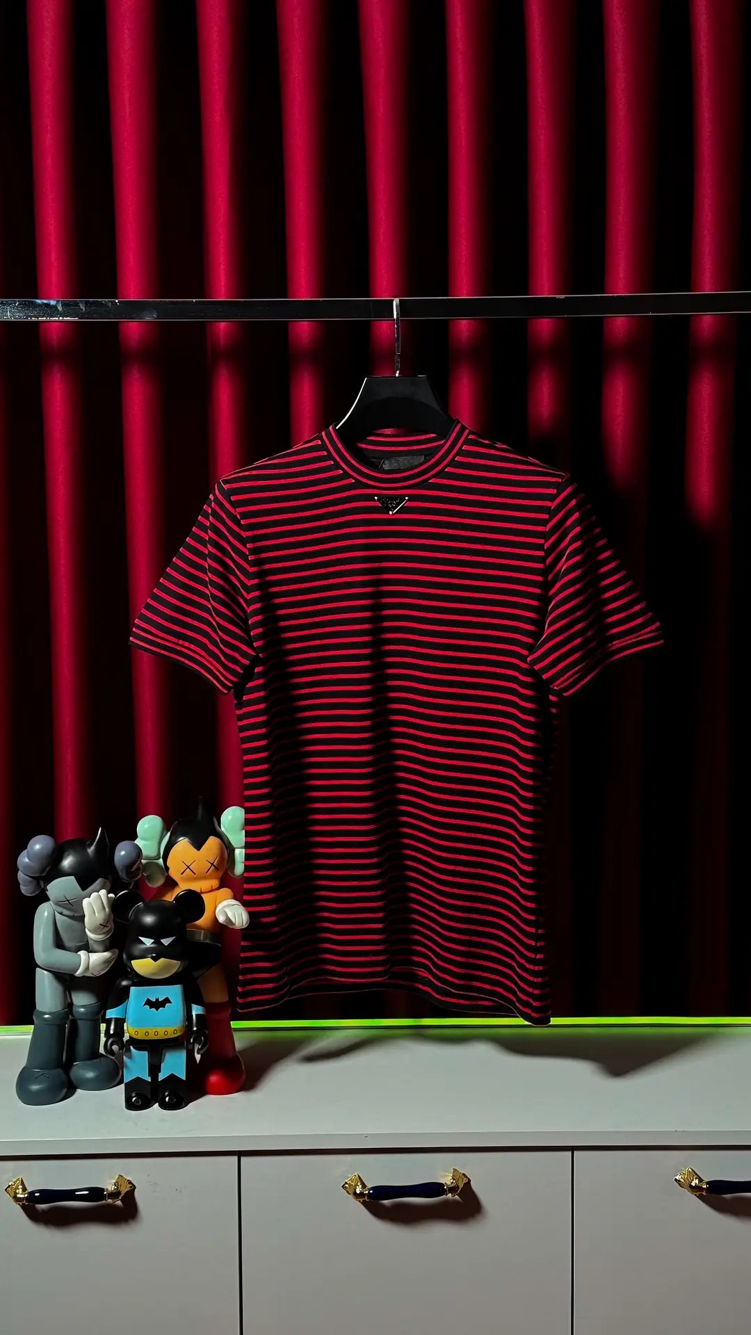 Kırmızı Siyah Çizgi Detaylı Metal Plaka Logo Detaylı Erkek T-shirt