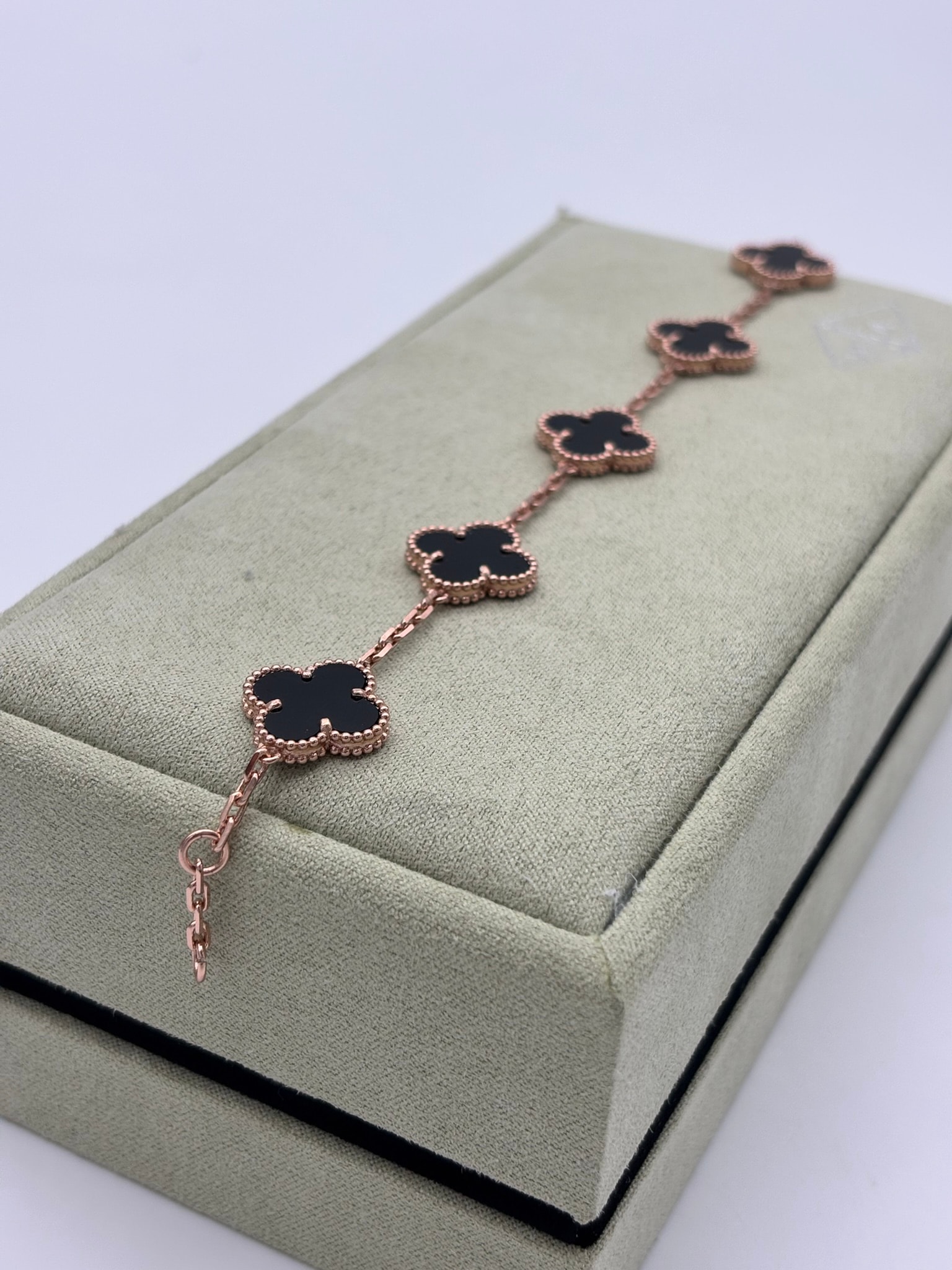 Gold Siyah Taşlı İthal Bileklik