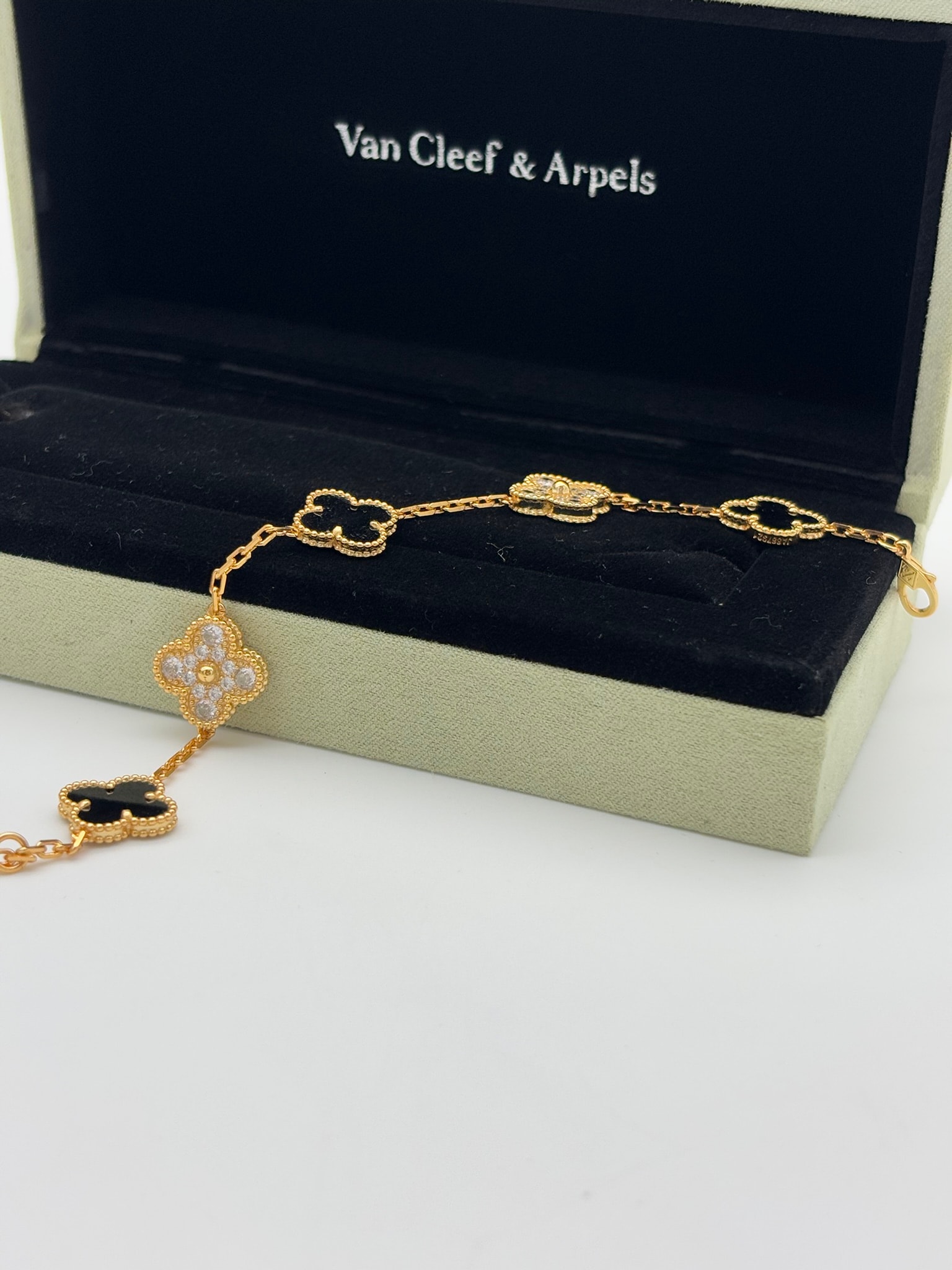 Gold Siyah Taşlı İthal Bileklik