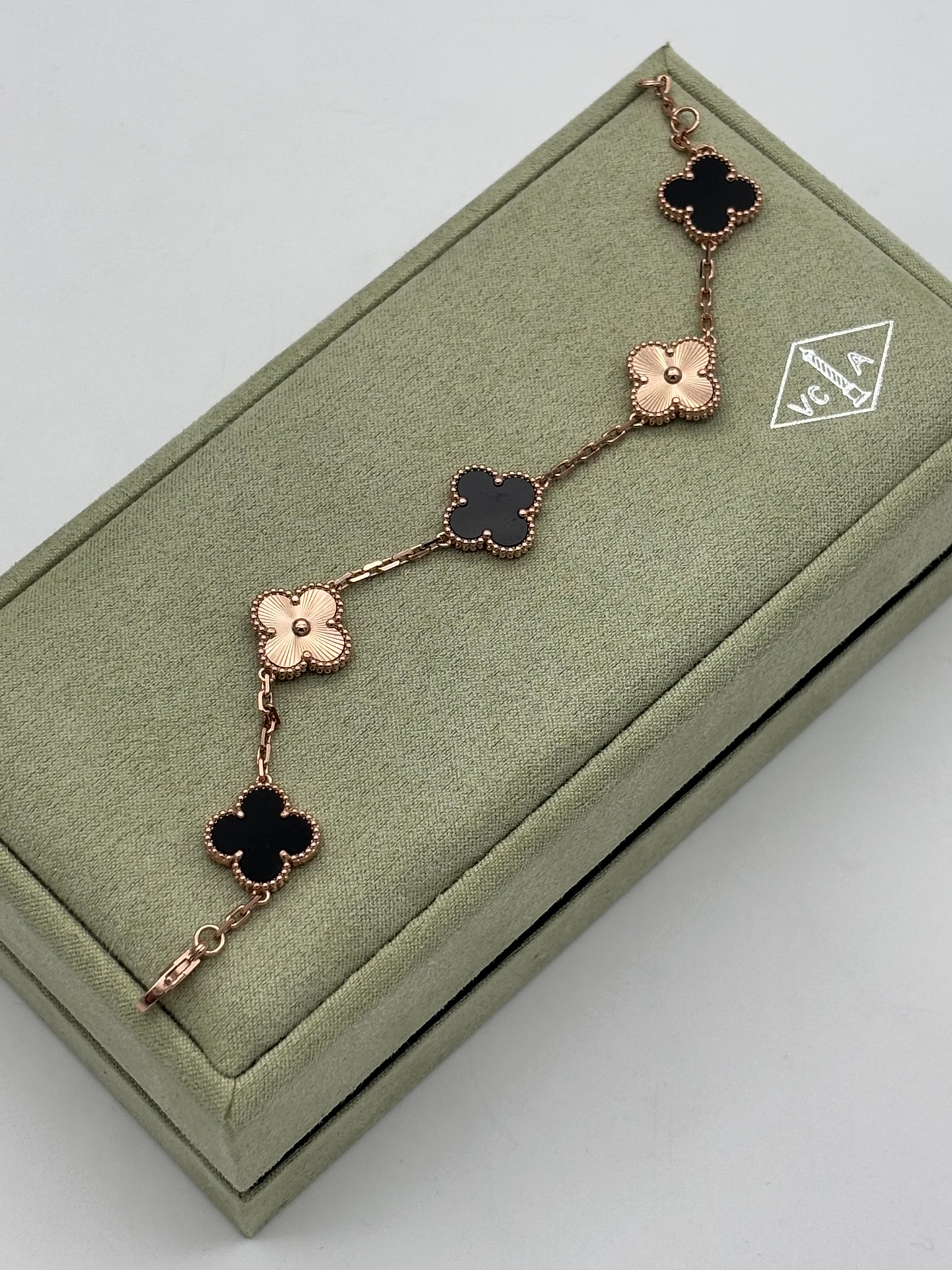 Gold Siyah Taşlı İthal Bileklik