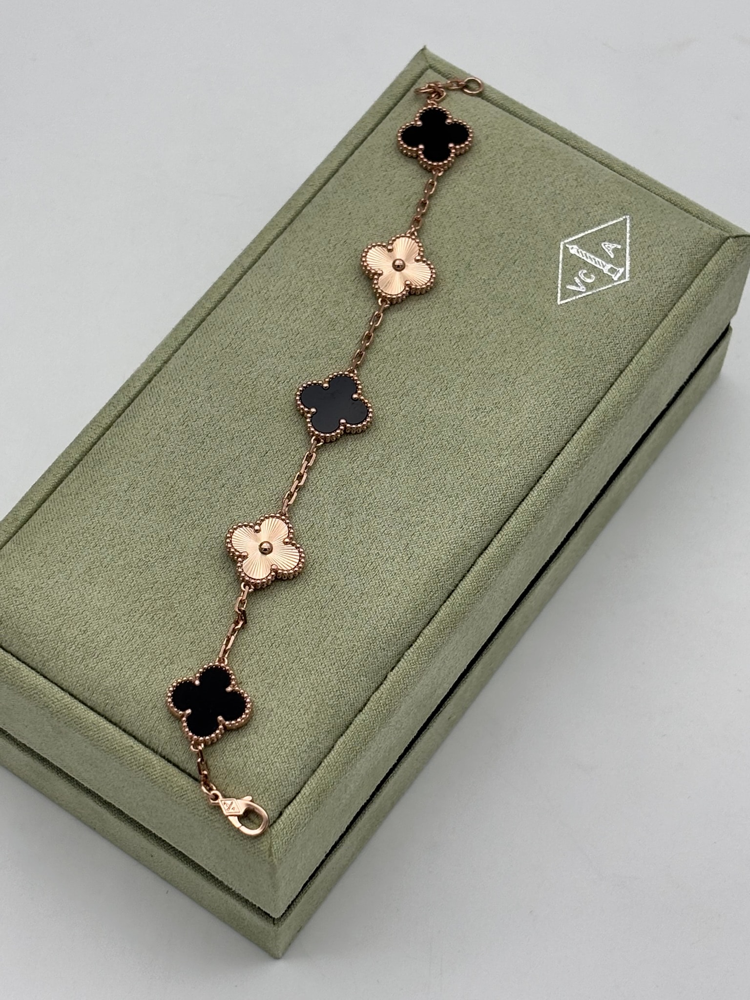 Gold Siyah Taşlı İthal Bileklik