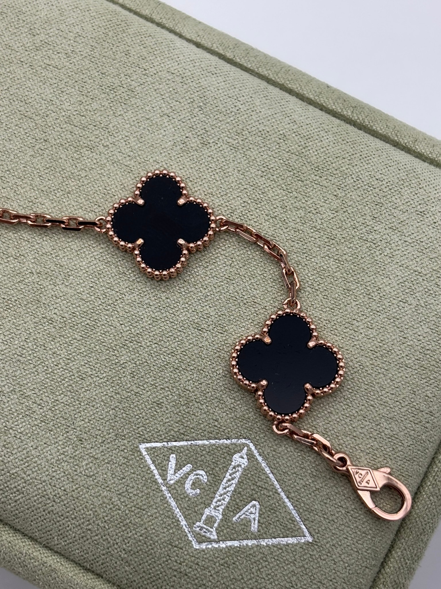 Gold Siyah Taşlı İthal Bileklik