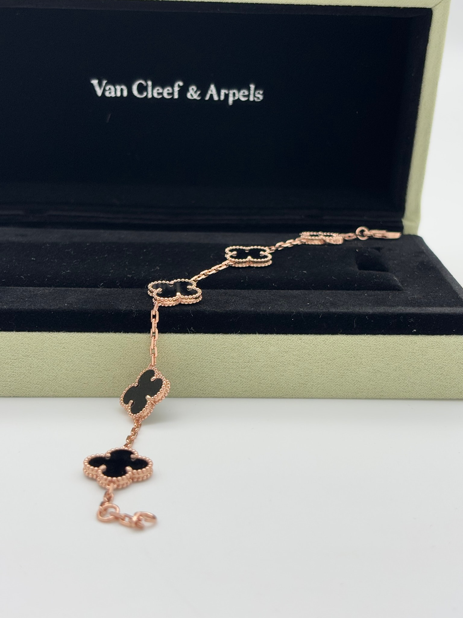 Gold Siyah Taşlı İthal Bileklik