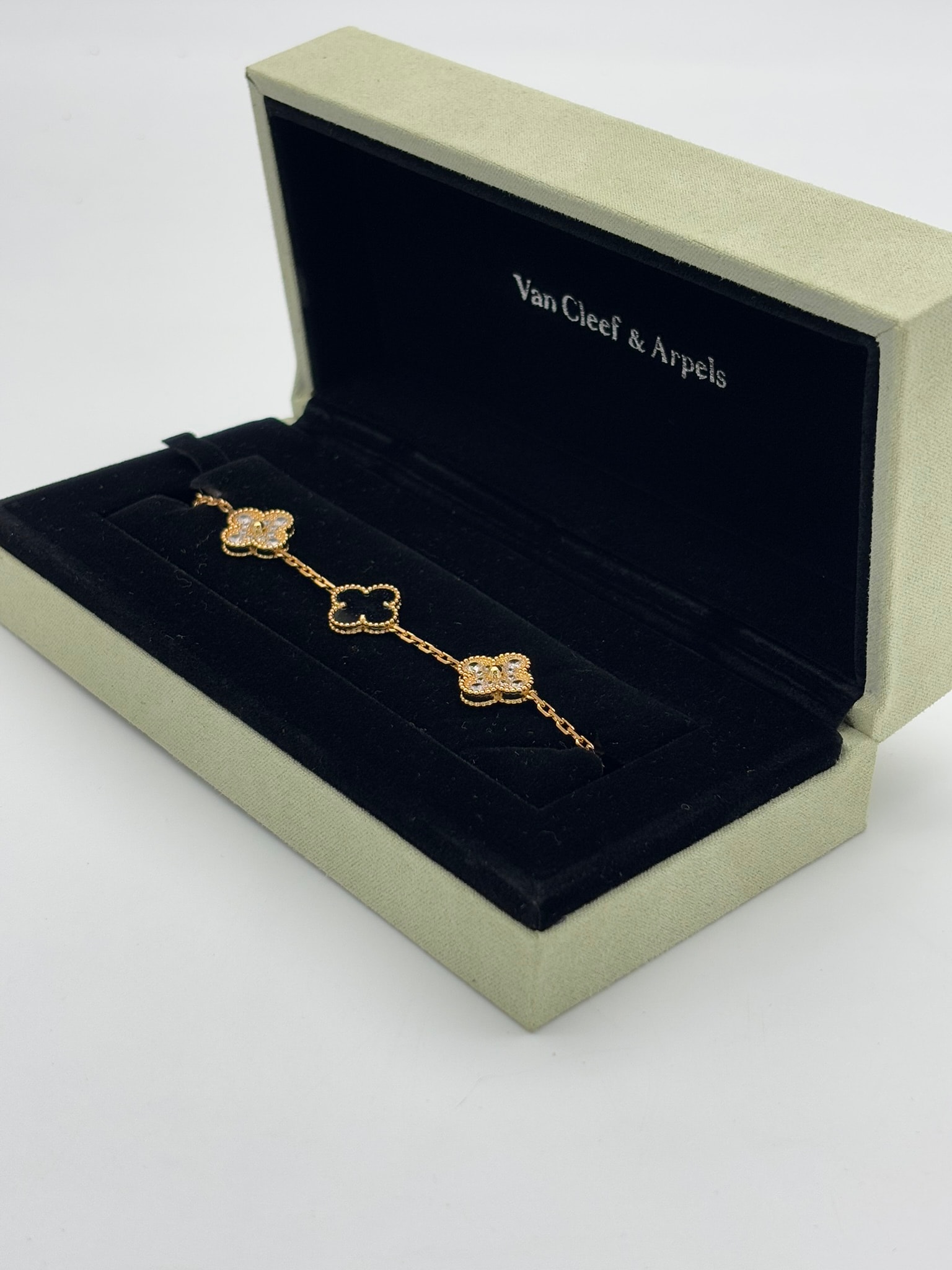 Gold Siyah Taşlı İthal Bileklik