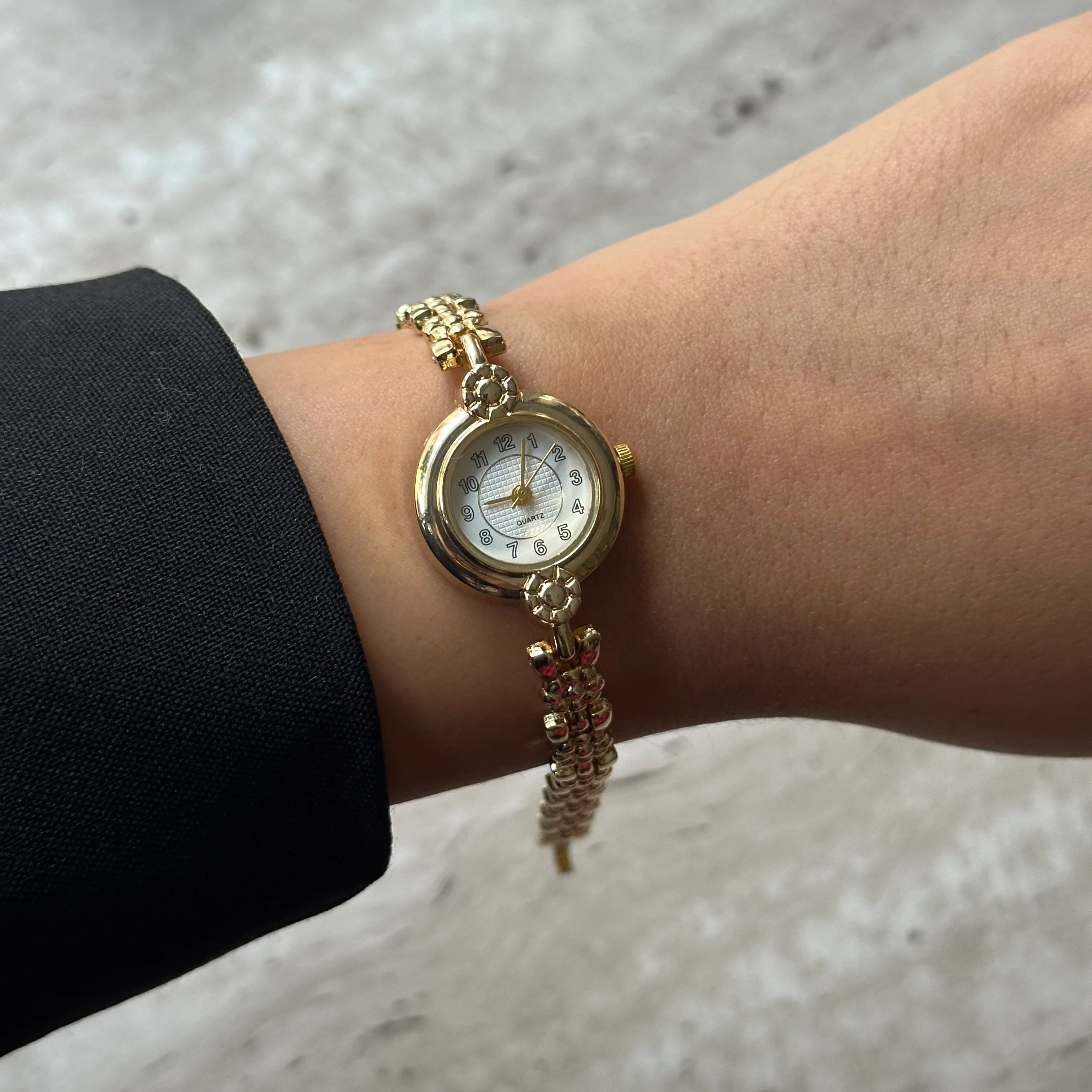 Çiçek İşlemeli Kol Saati 