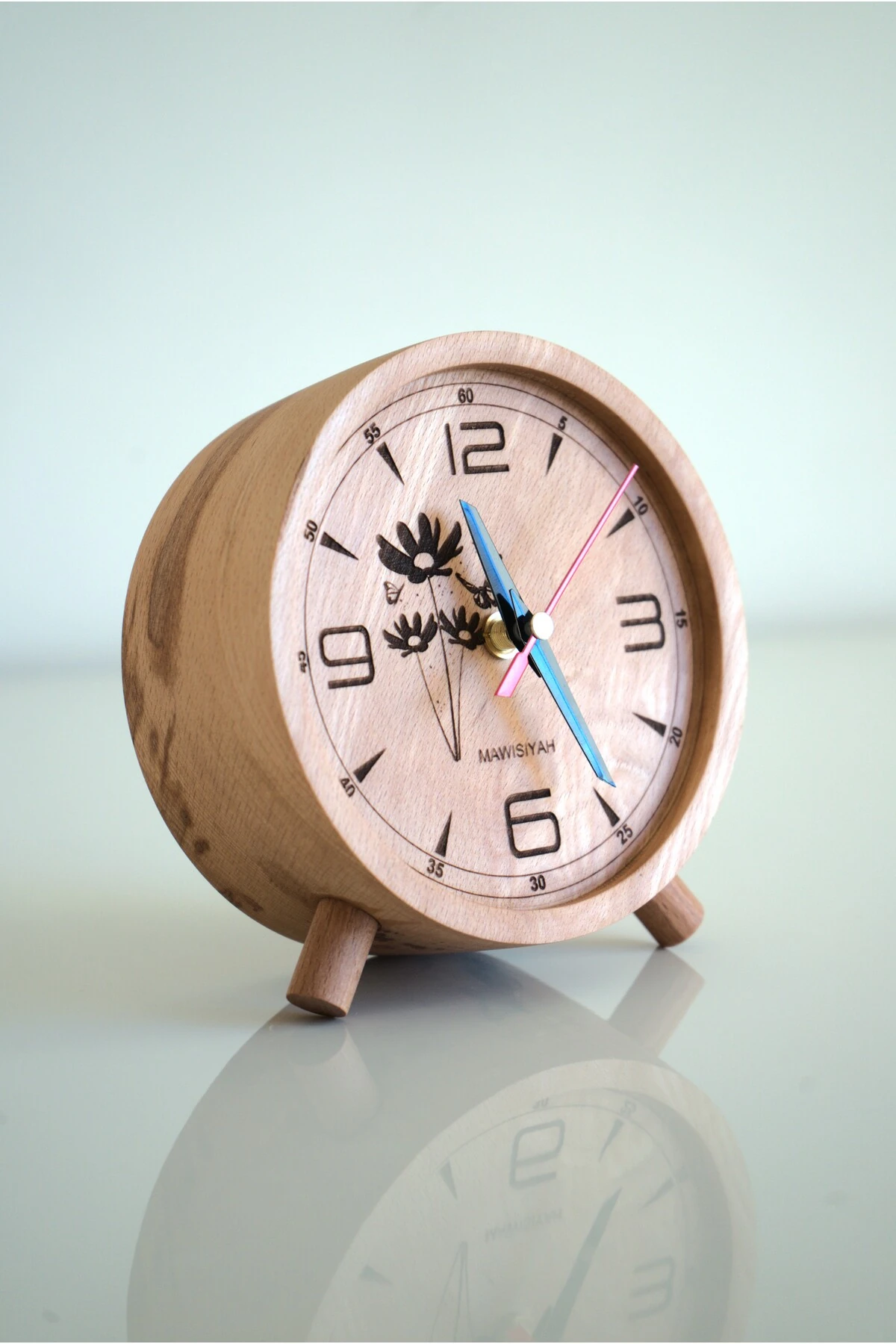 El Yapımı Yuvarlak Ahşap Masaüstü Rakamlı Saat Papatya Detaylı