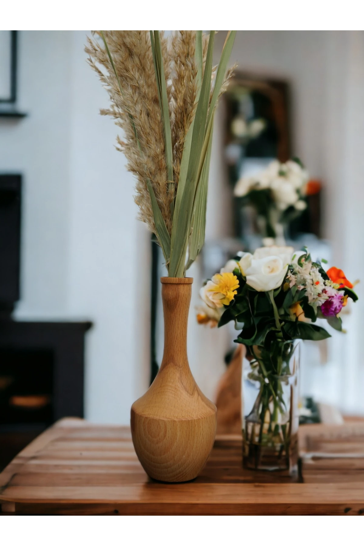 İSKANDİNAV TARZI DEKORATİF AHŞAP VAZO VE KURU PAMPAS DALLARI