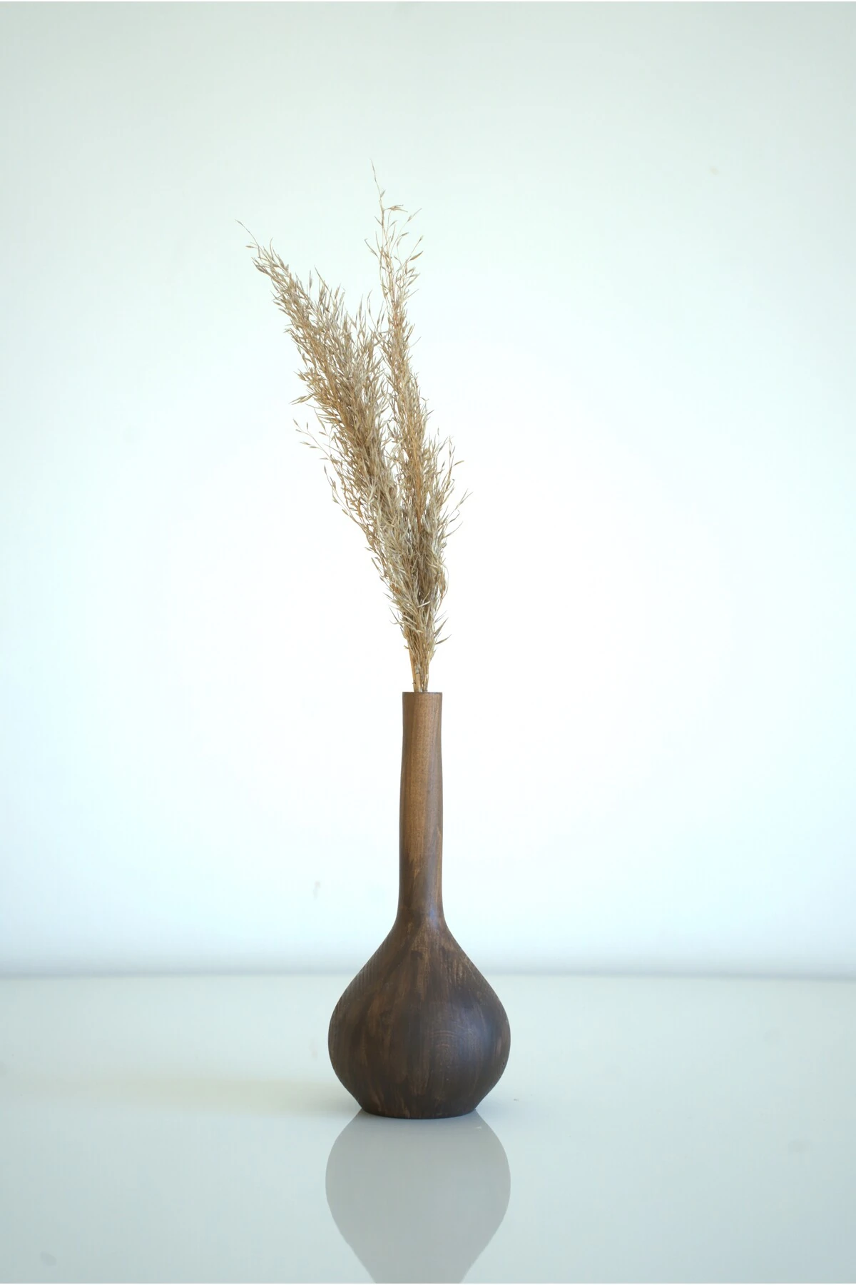 İSKANDİNAV TARZI DEKORATİF AHŞAP VAZO VE KURU PAMPAS DALLARI