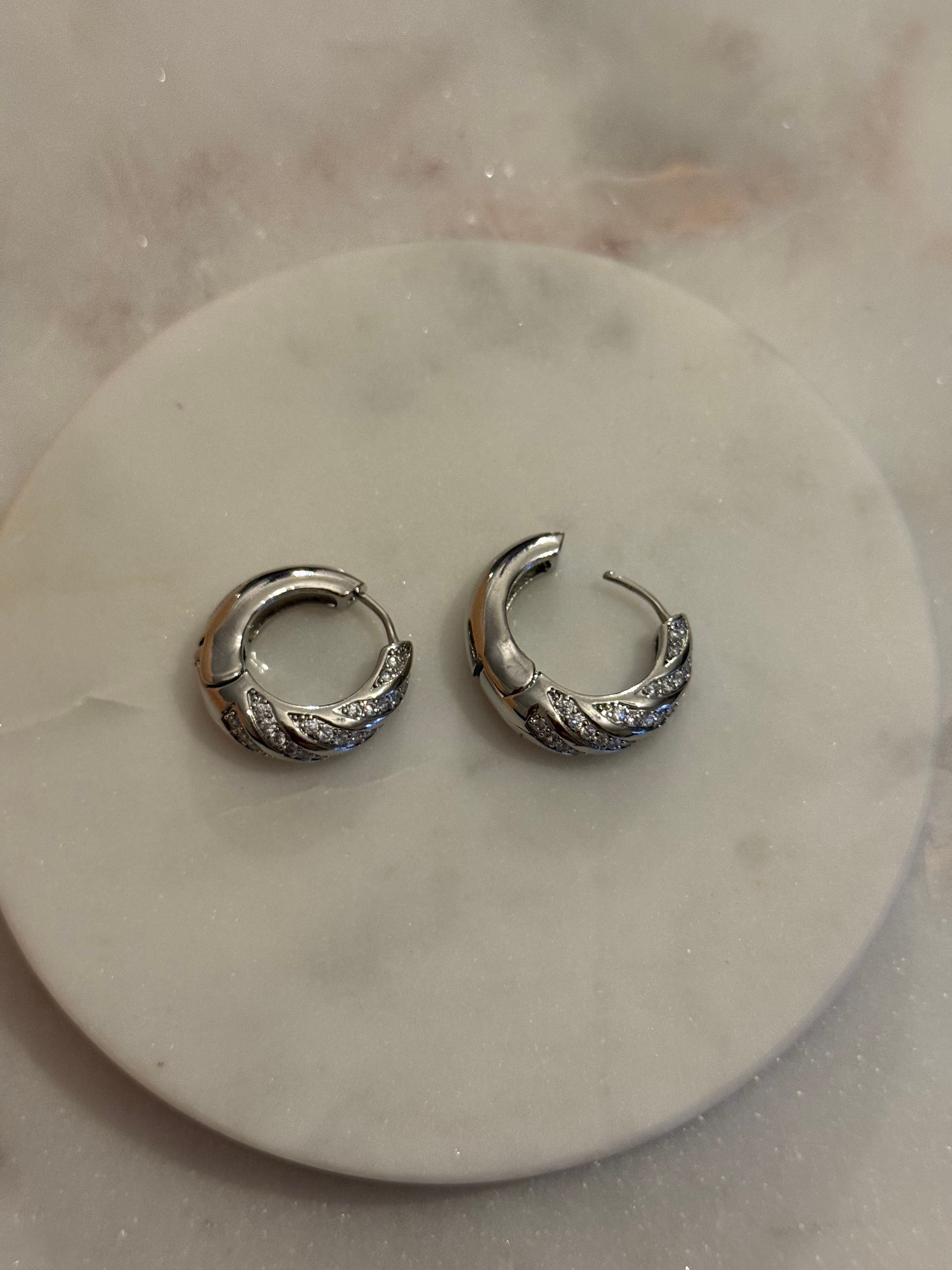 Silver Taşlı Halka Küpe