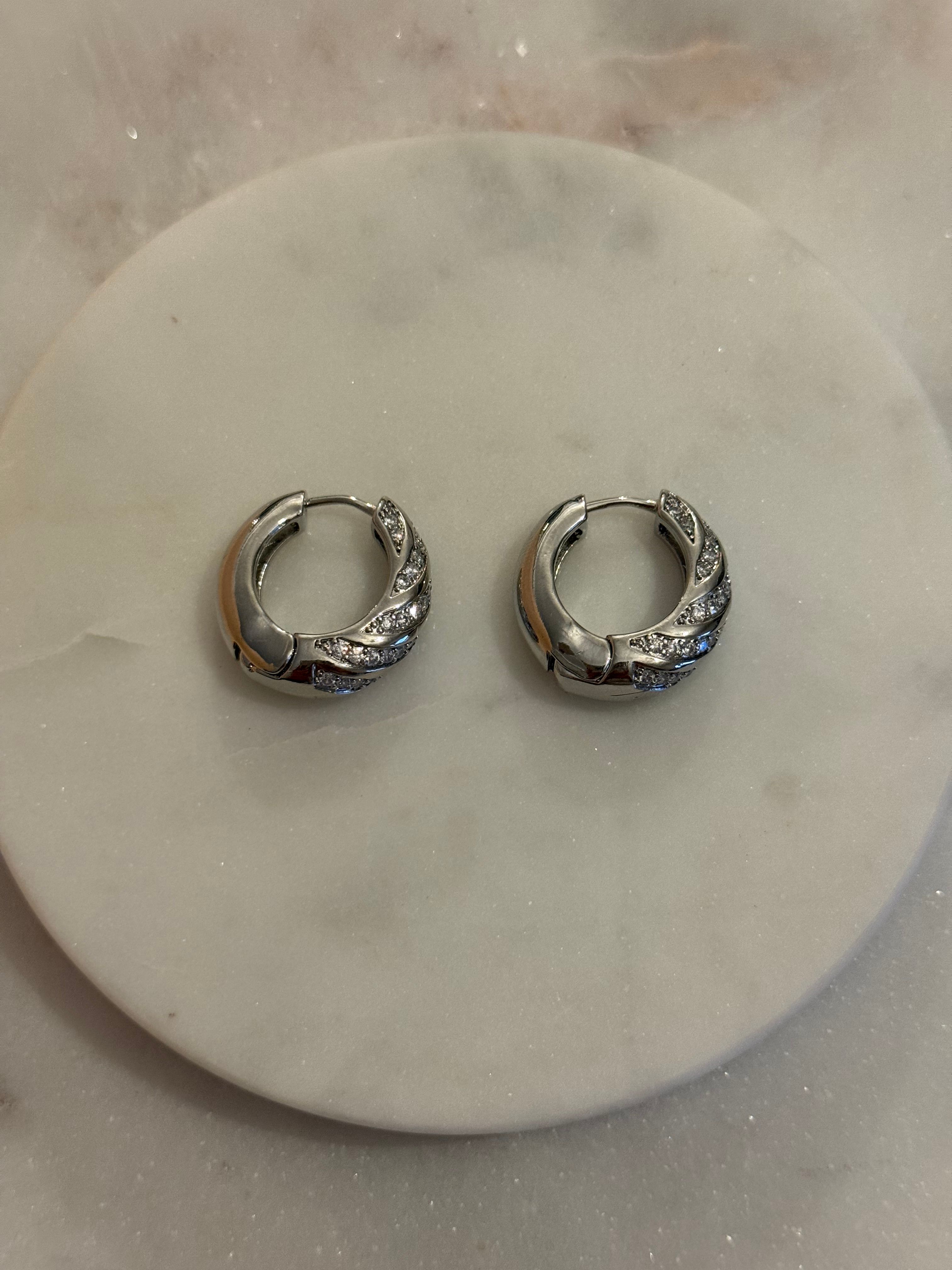 Silver Taşlı Halka Küpe