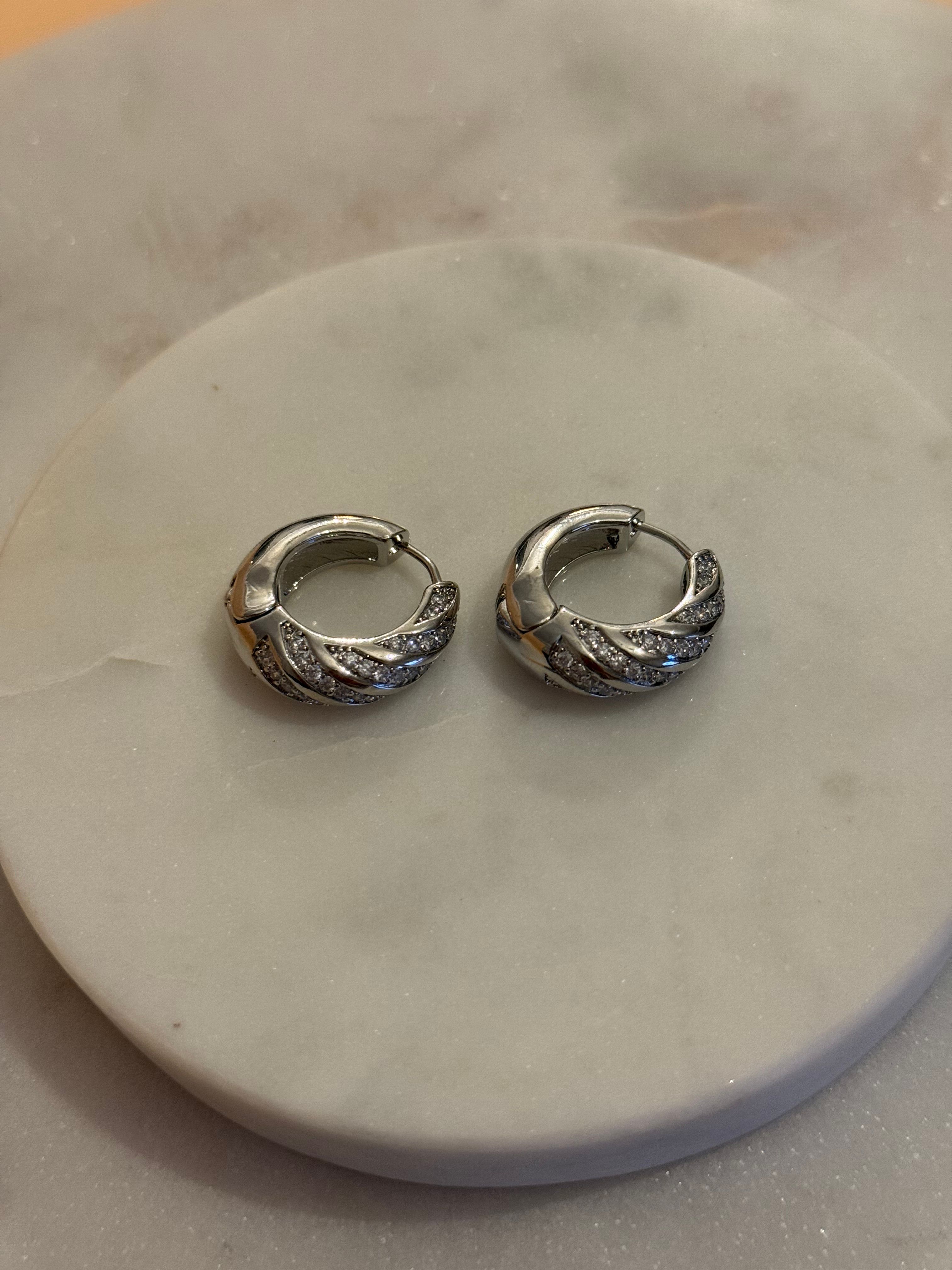 Silver Taşlı Halka Küpe