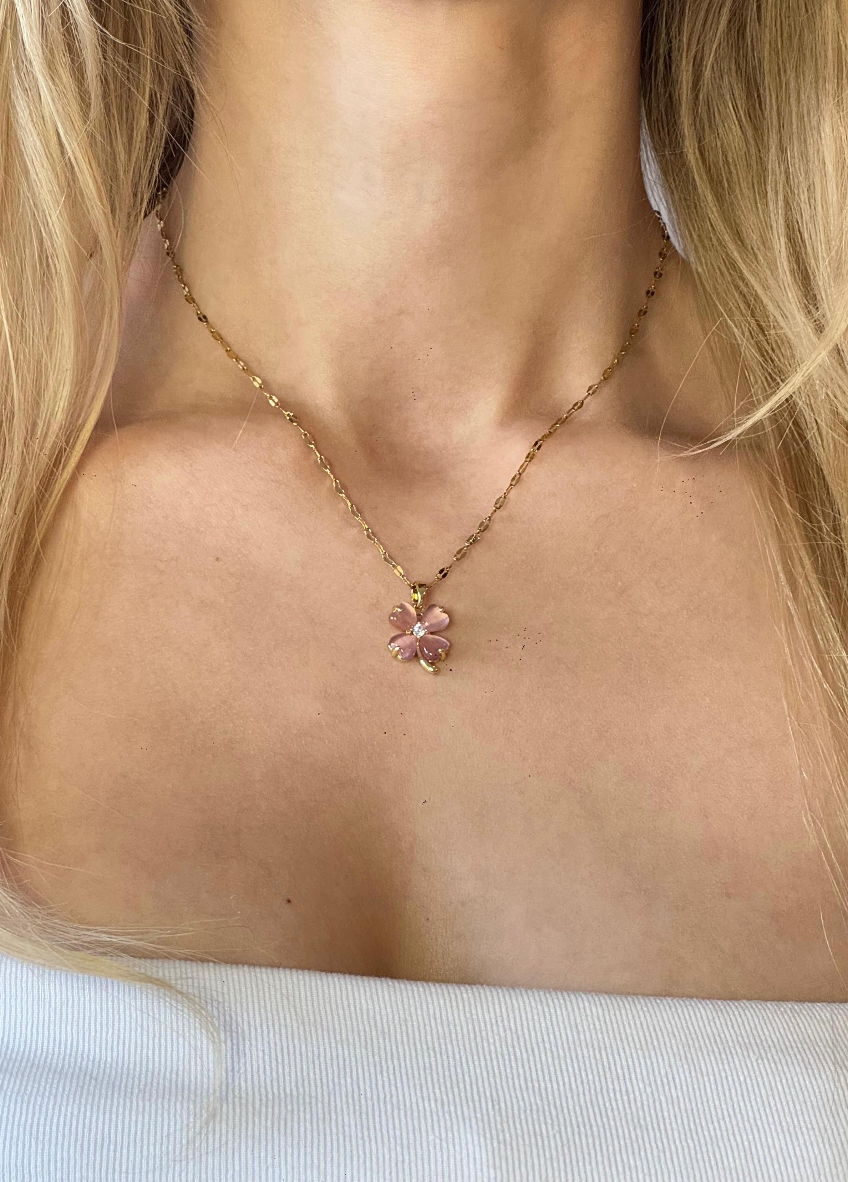 Pembe Yonca Çiçeği Figürlü Gold Kolye