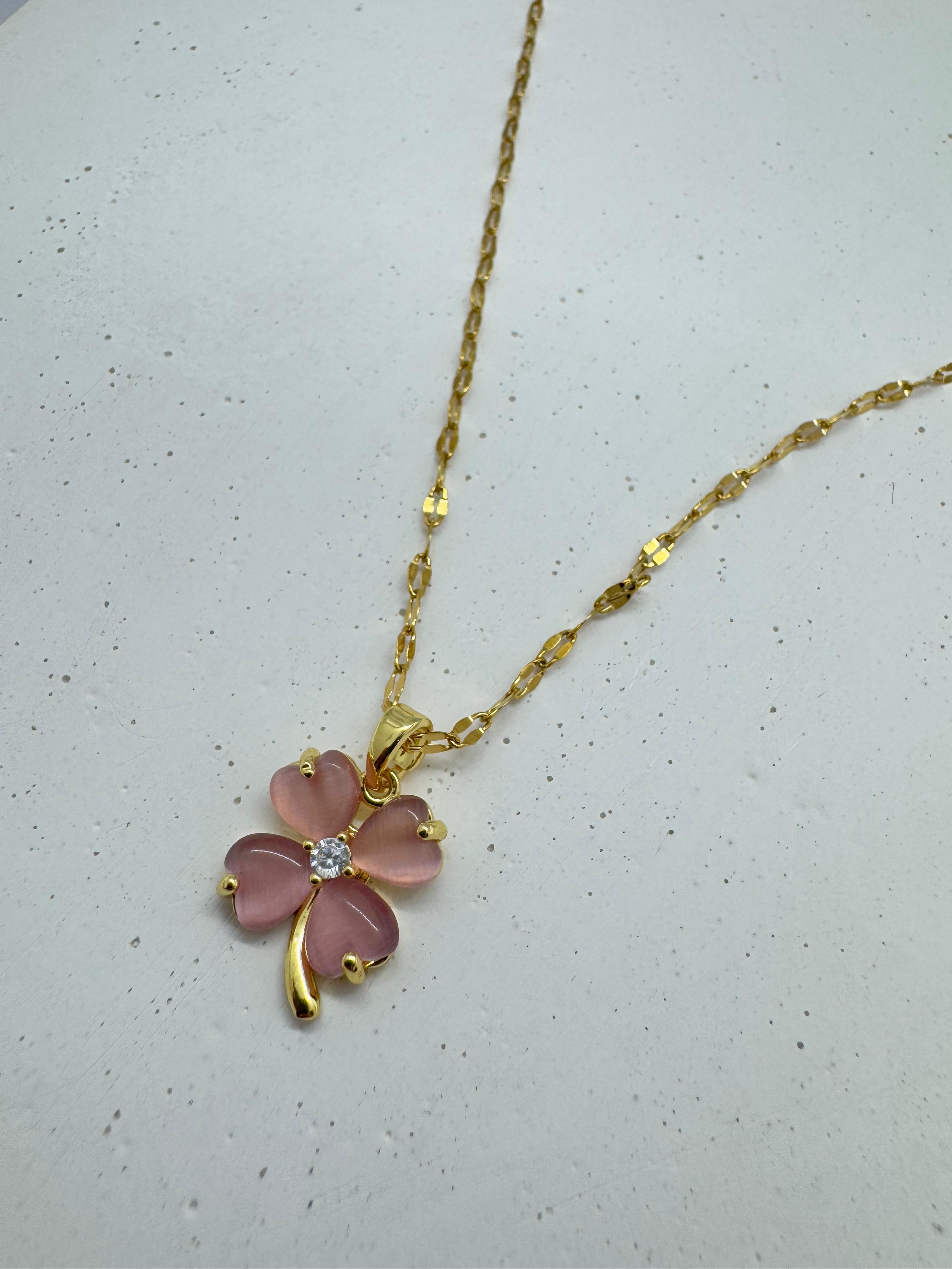 Pembe Yonca Çiçeği Figürlü Gold Kolye