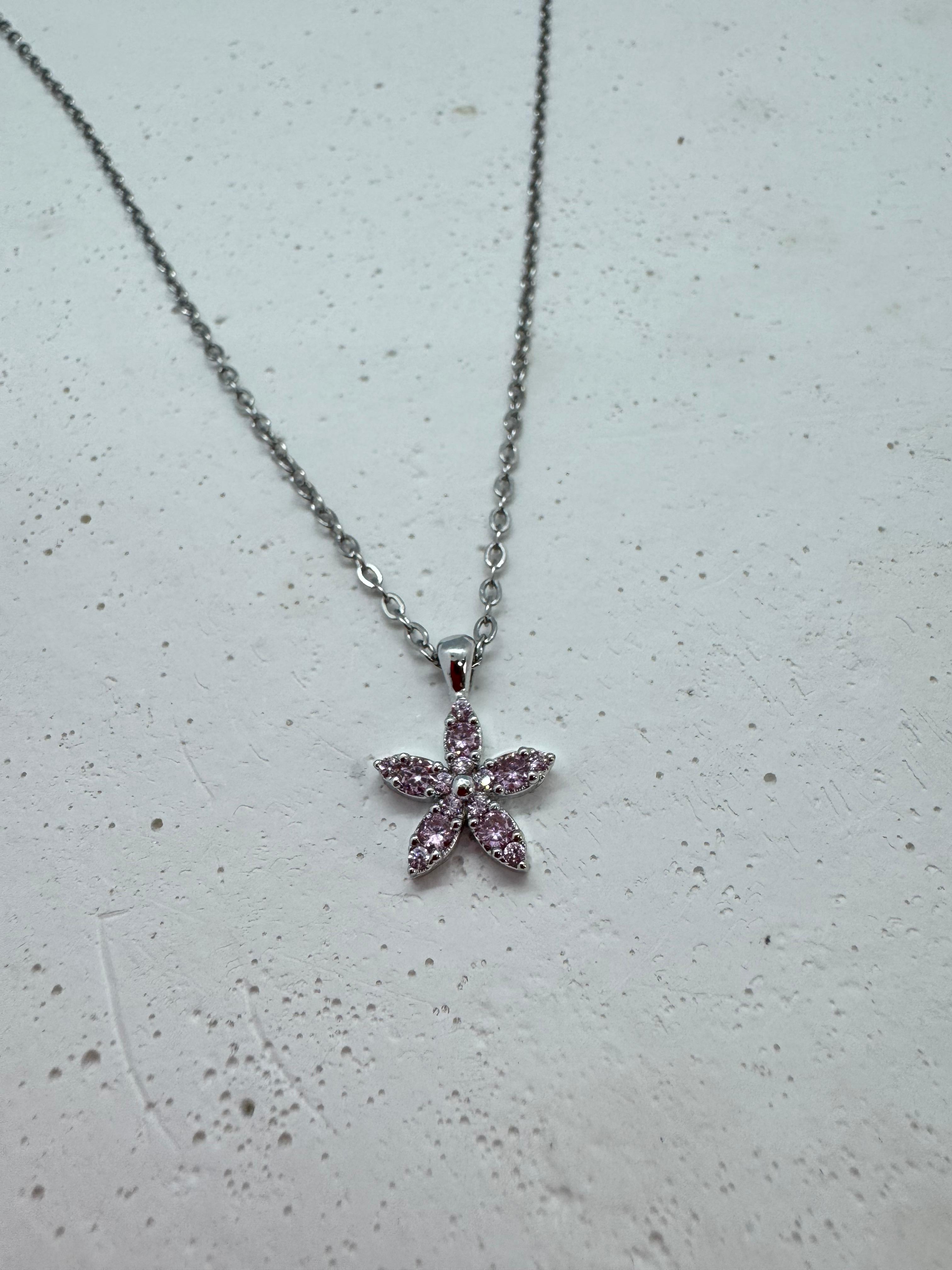  Pembe Lilyum Çiçeği Figürlü Gümüş Renk Kolye