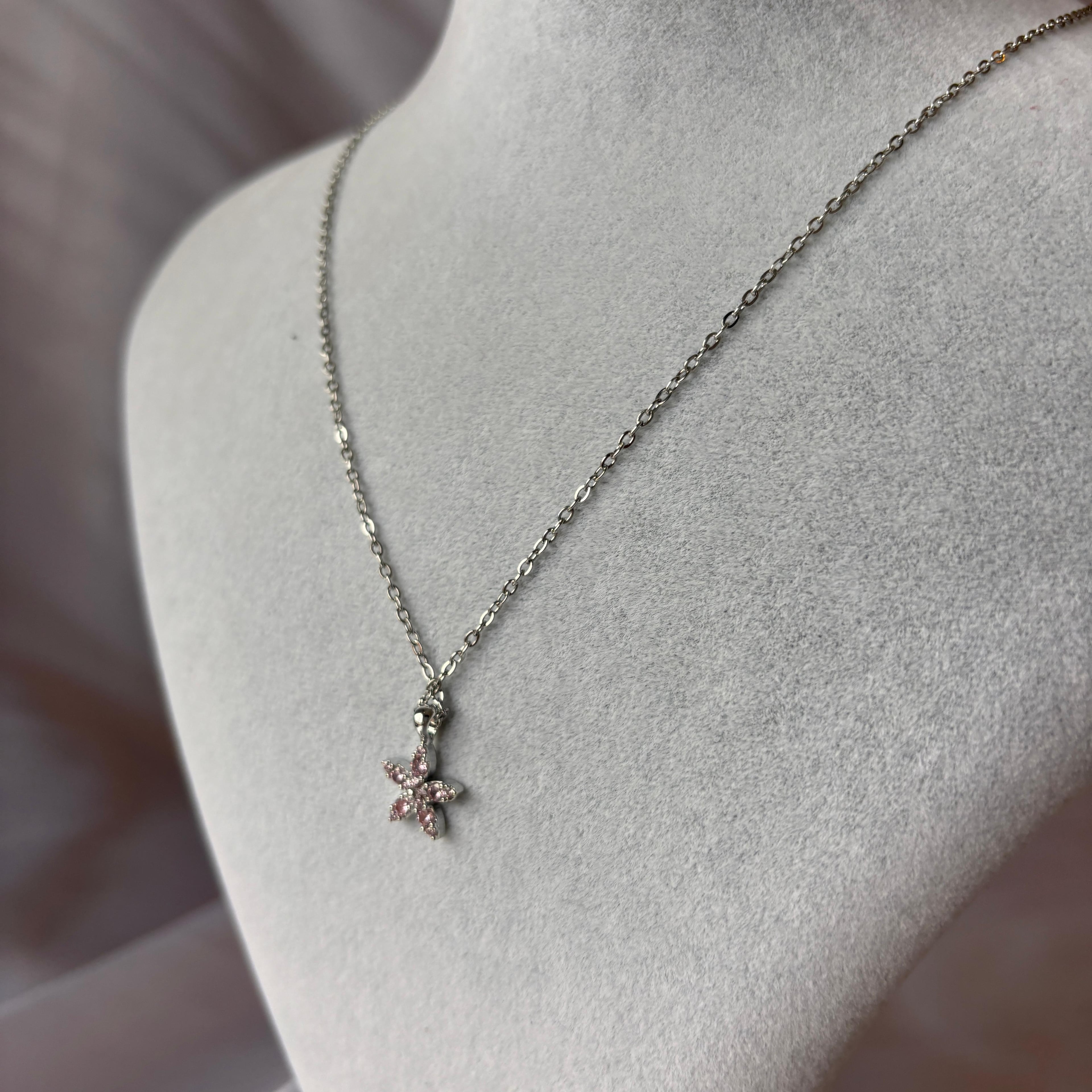  Pembe Lilyum Çiçeği Figürlü Gümüş Renk Kolye
