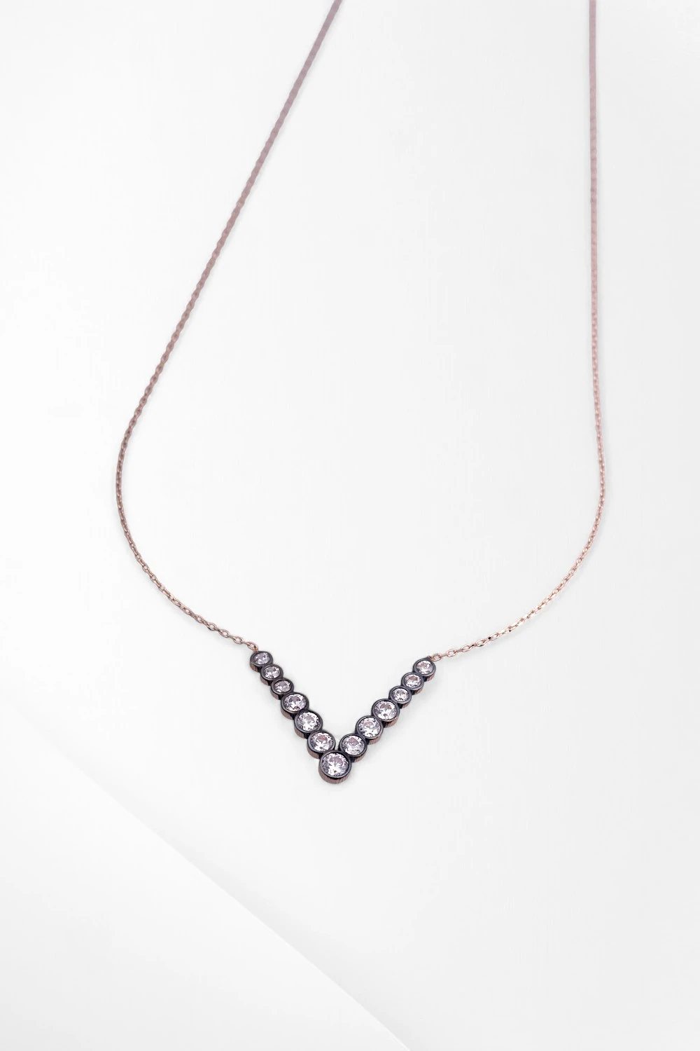 14 Ayar Altın Elmas Görünümlü V Kolye: Lüks Işıltıyı Zarafetle Buluşturan Modern Tasarım 1,80 GR Ürün Kodu: KLY5459