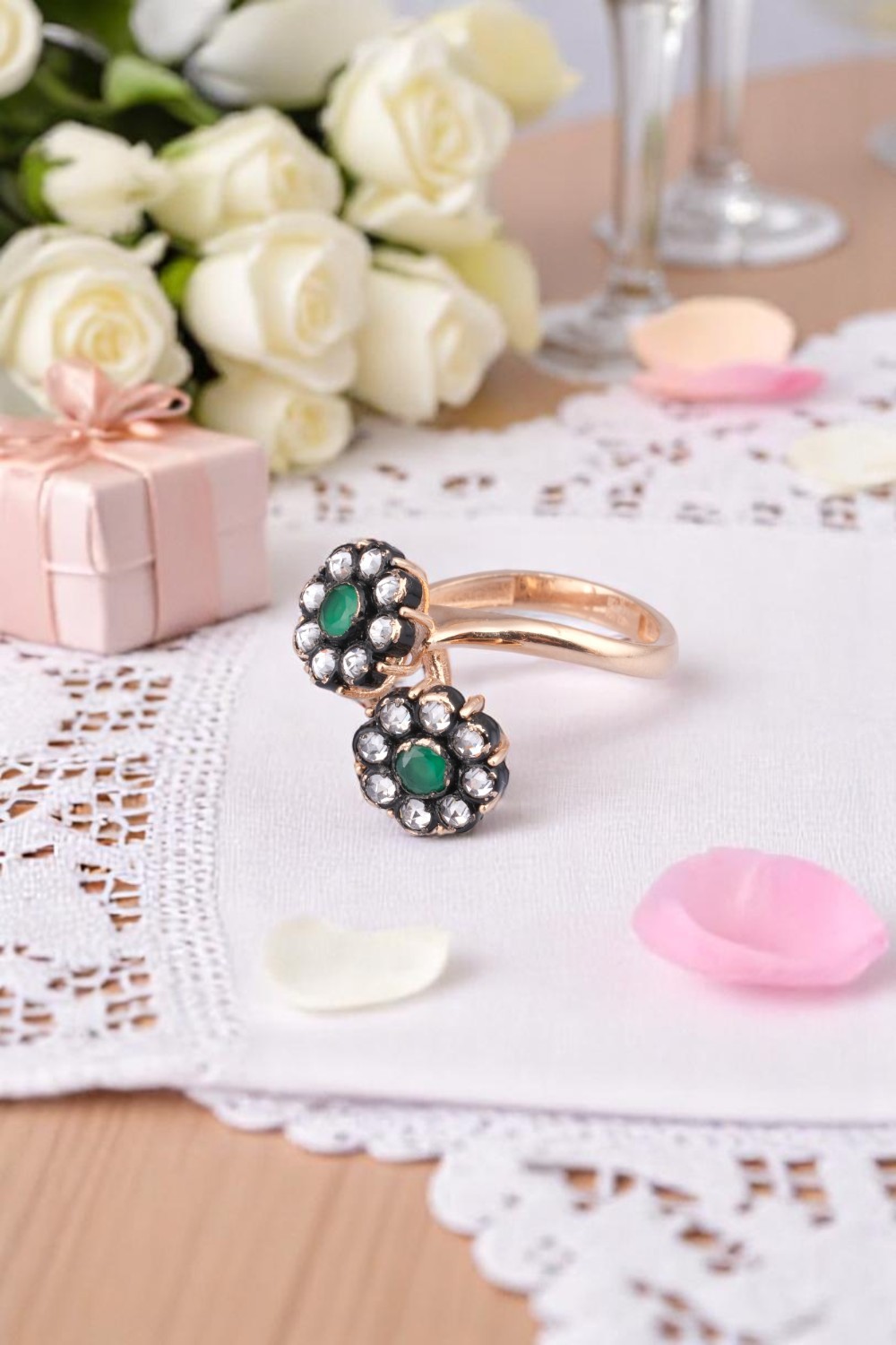 Favori'den Doğanın Zarafeti: 14 Ayar Rose Altın Yeşil Taşlı Çifte Çiçek Yüzük 4,15 GR Ürün Kodu: YZ05906