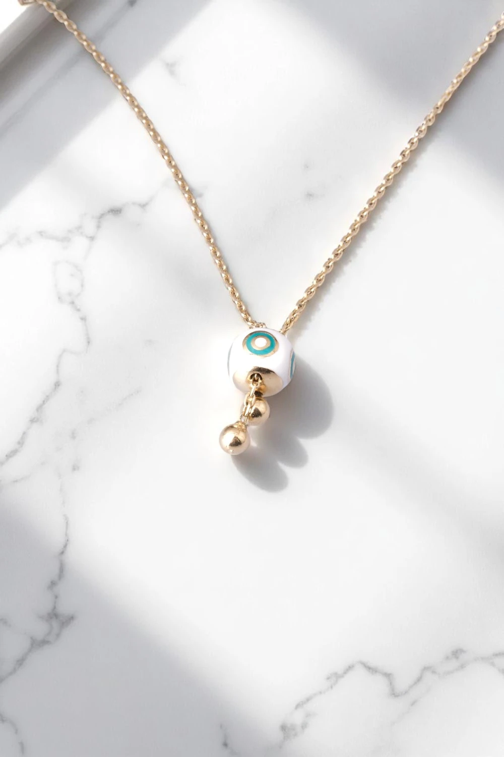 Modern Tılsımın Zarafeti: Mineli Nazar Boncuklu ve Altın Toplu Altın Kolye 5,50 GR Ürün Kodu: KLY2925