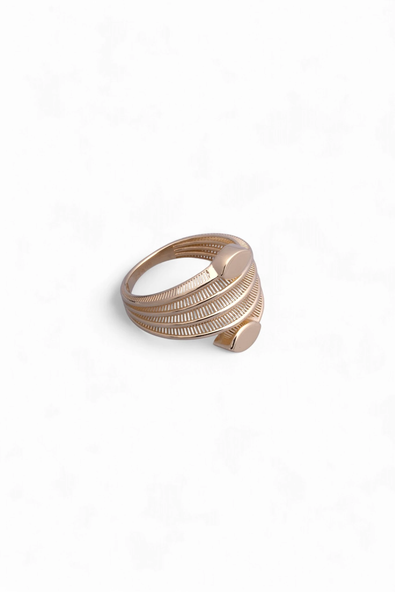 Zıt Dokuların Zarafeti: Çilek Konsept 14 Ayar Altın Modern Sarmal Yüzük 17 Ölçü 3,08 GR Ürün Kodu: YZ08635