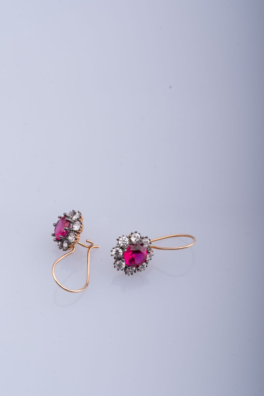 14 Ayar Altın Kırmızı Taşlı Klasik Küpe | Antik Stil Zarafet 3,98 GR Ürün Kodu: KP07258