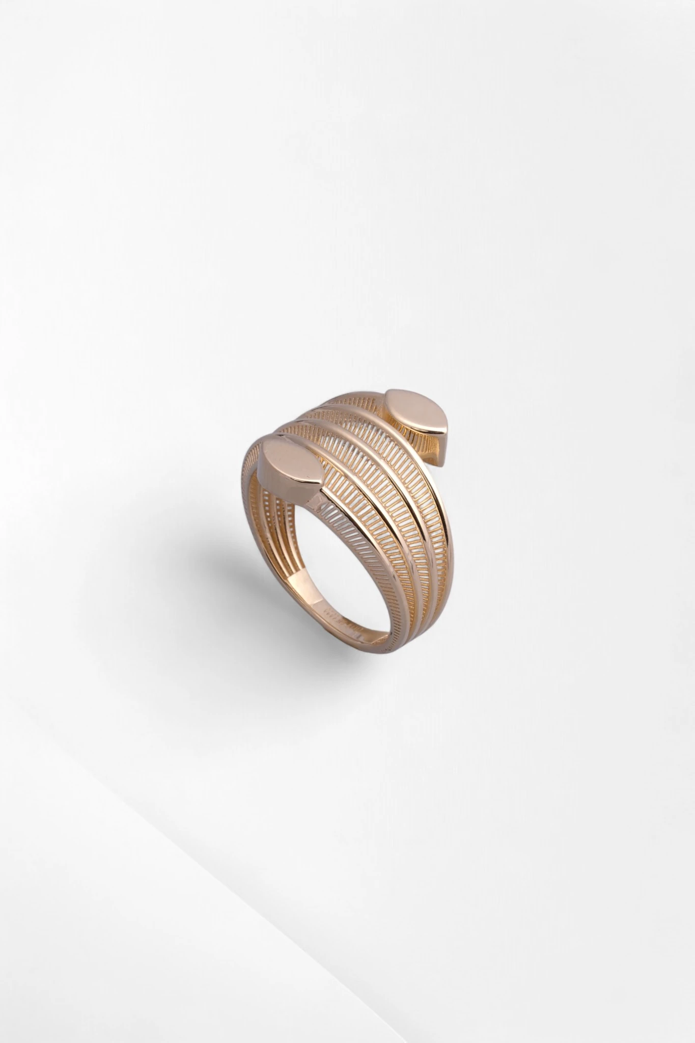 Zıt Dokuların Zarafeti: Çilek Konsept 14 Ayar Altın Modern Sarmal Yüzük 17 Ölçü 3,08 GR Ürün Kodu: YZ08635