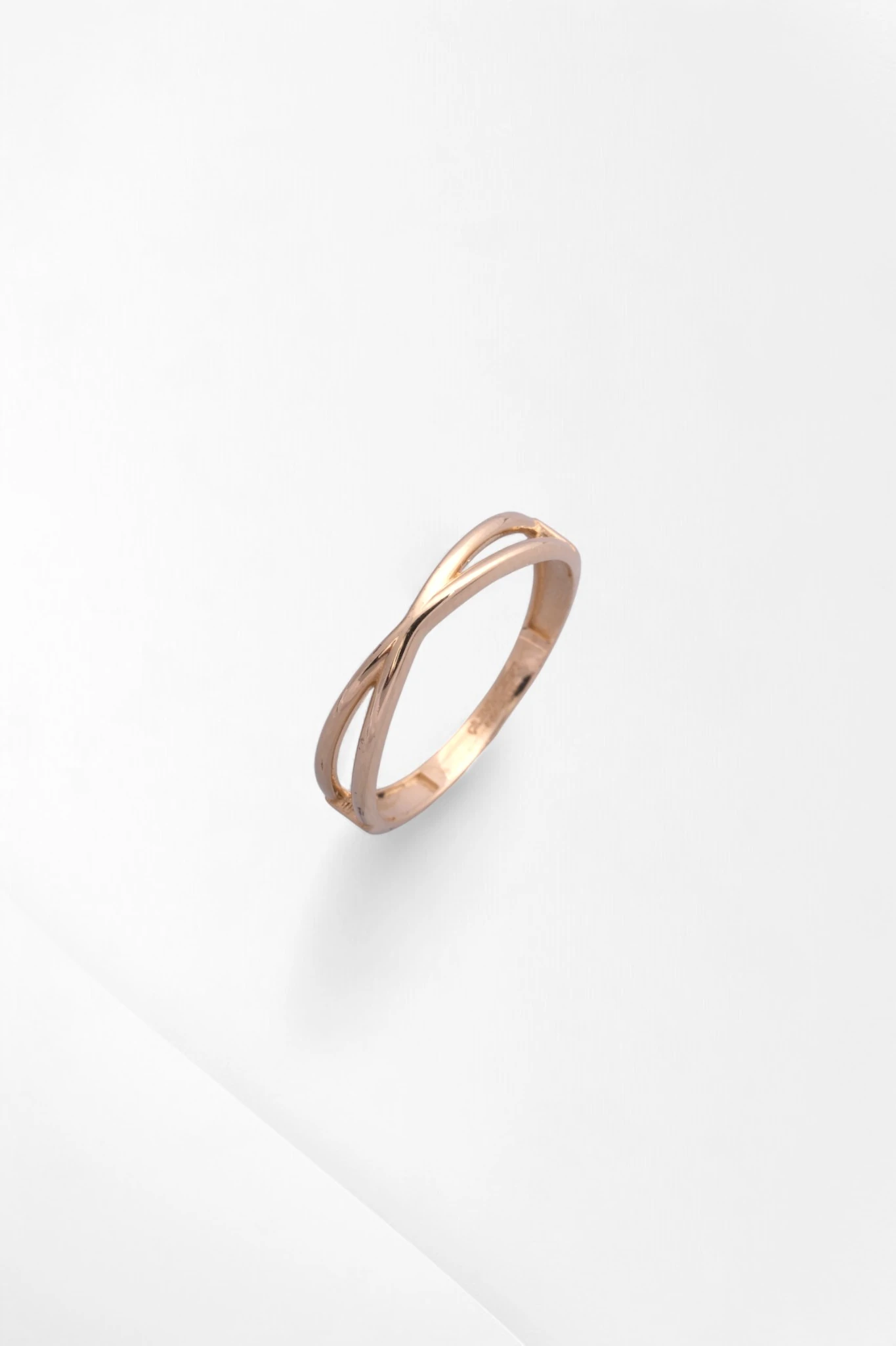 Çapraz Zarafet: Çilek Konsept 14 Ayar Rose Altın Minimalist X Yüzük 15 ölçü 1,45 GR Ürün Kodu: YZ08648