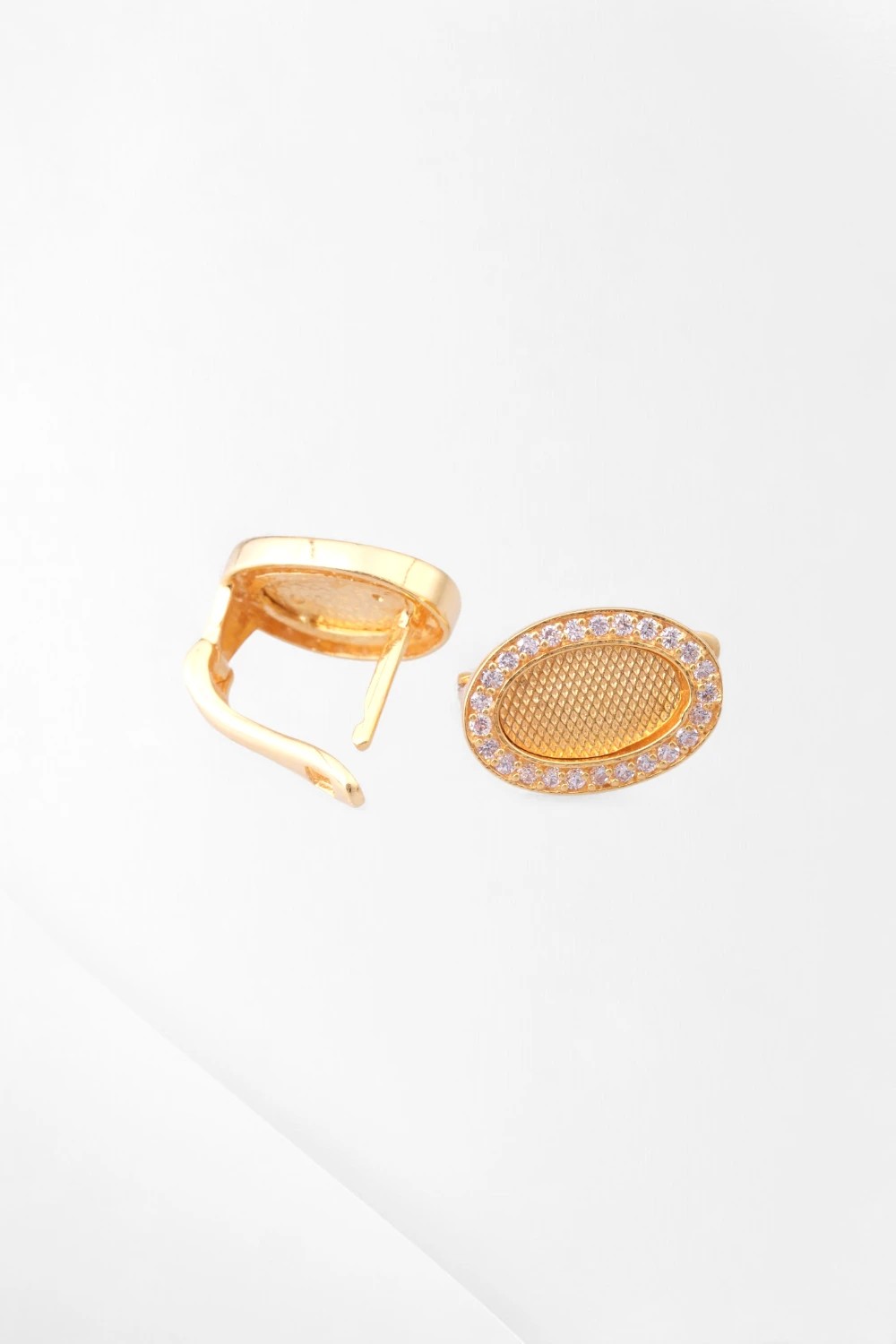 Zirkon Taşlı Çerçeveli ve Kalem İşçilikli Oval Model İhtişamlı 22 Ayar Altın Küpe 7,09 GR Ürün Kodu: KP06532