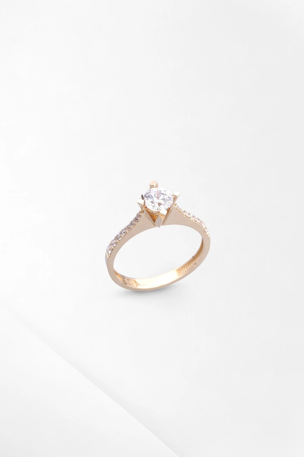 Klasik Işıltı: 14 Ayar Sıra Taşlı Zirkon Tektaş Yüzük 2,20 GR Ürün Kodu: YZ03489