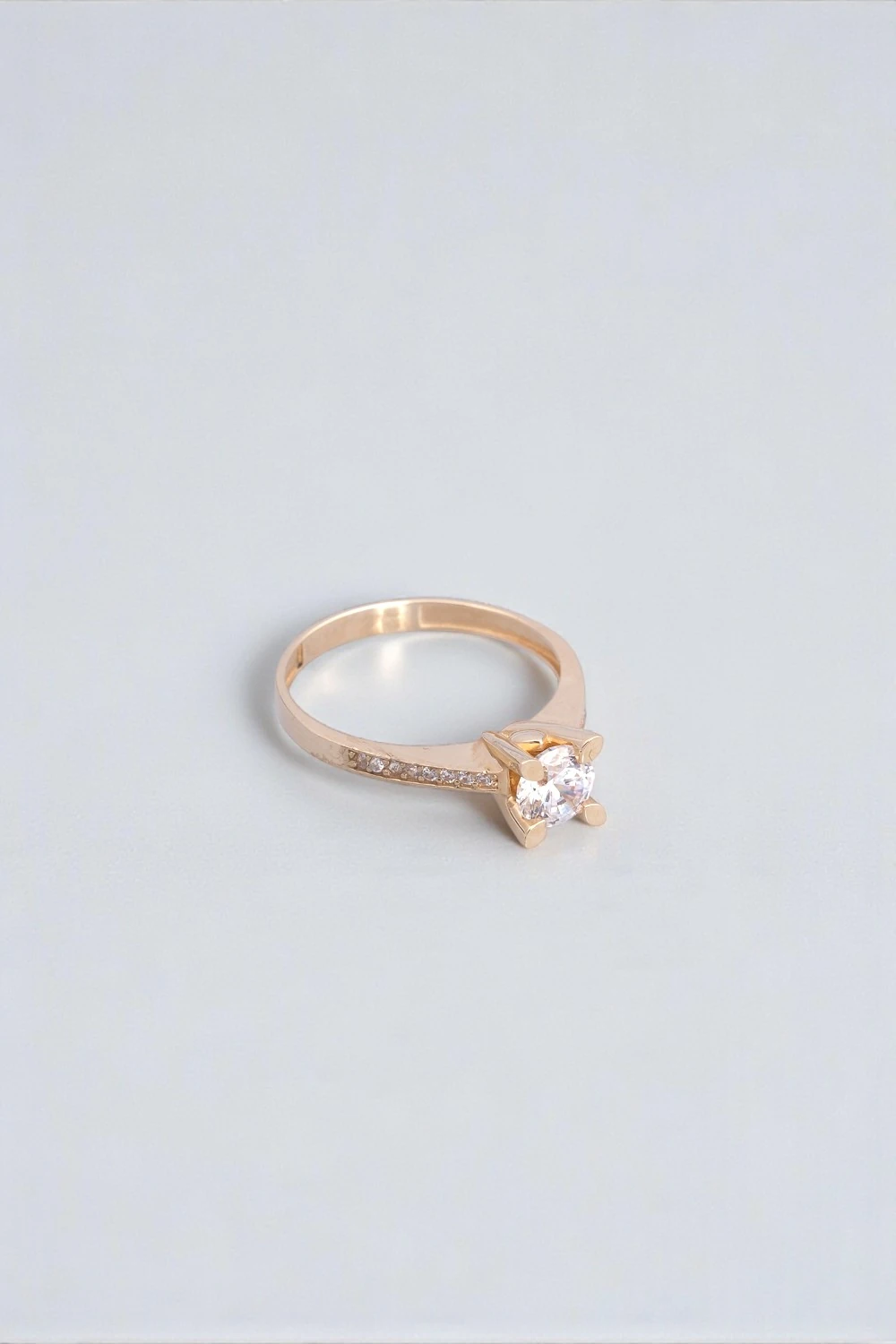 Işıltılı Zarafet: 14 Ayar Altın Sıra Taşlı Tektaş Yüzük 2,68 GR Ürün Kodu: YZ06172