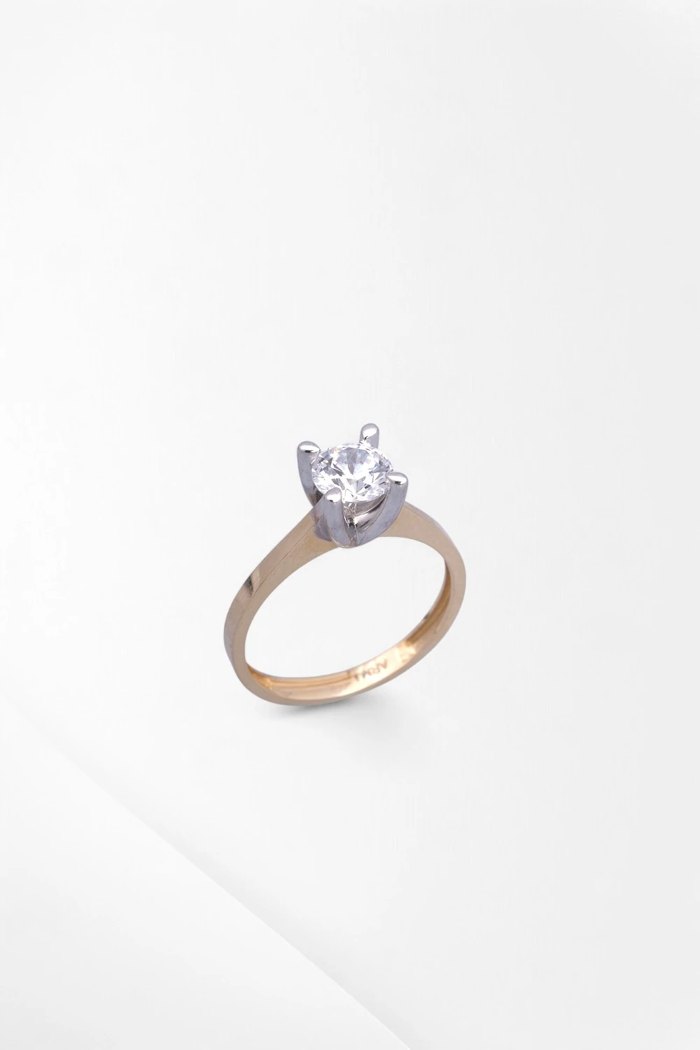 Gösterişli Zarafet: 14 Ayar Çift Renkli Zirkon Tektaş Yüzük 2,99 GR Ürün Kodu: YZ07937