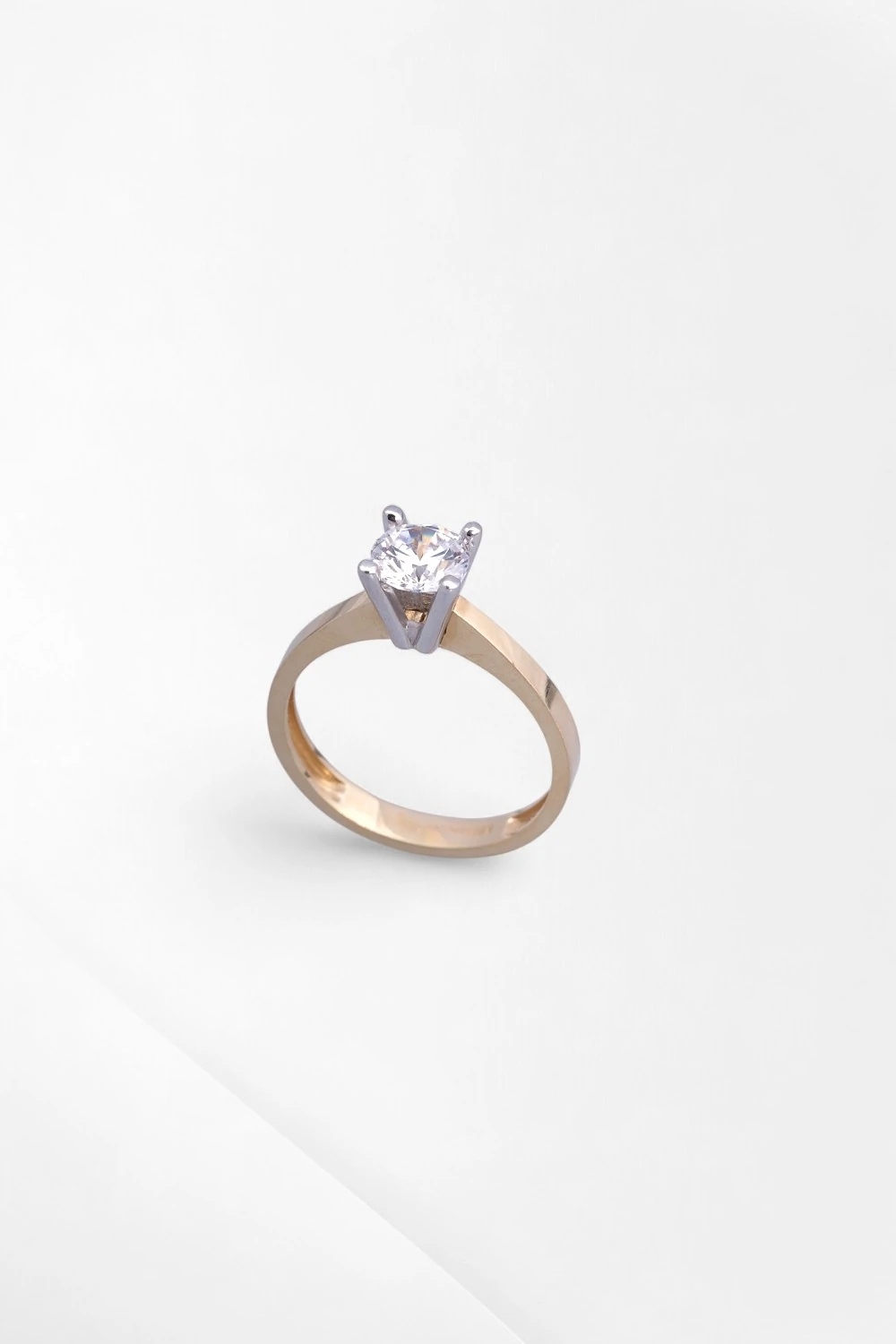 Gösterişli Zarafet: 14 Ayar Çift Renkli Klasik Tektaş Yüzük 2,83 GR Ürün Kodu: YZ05529