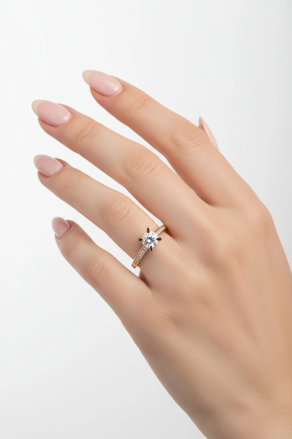 Işıltılı Zarafet: 14 Ayar Altın Sıra Taşlı Tektaş Yüzük 2,68 GR Ürün Kodu: YZ06172