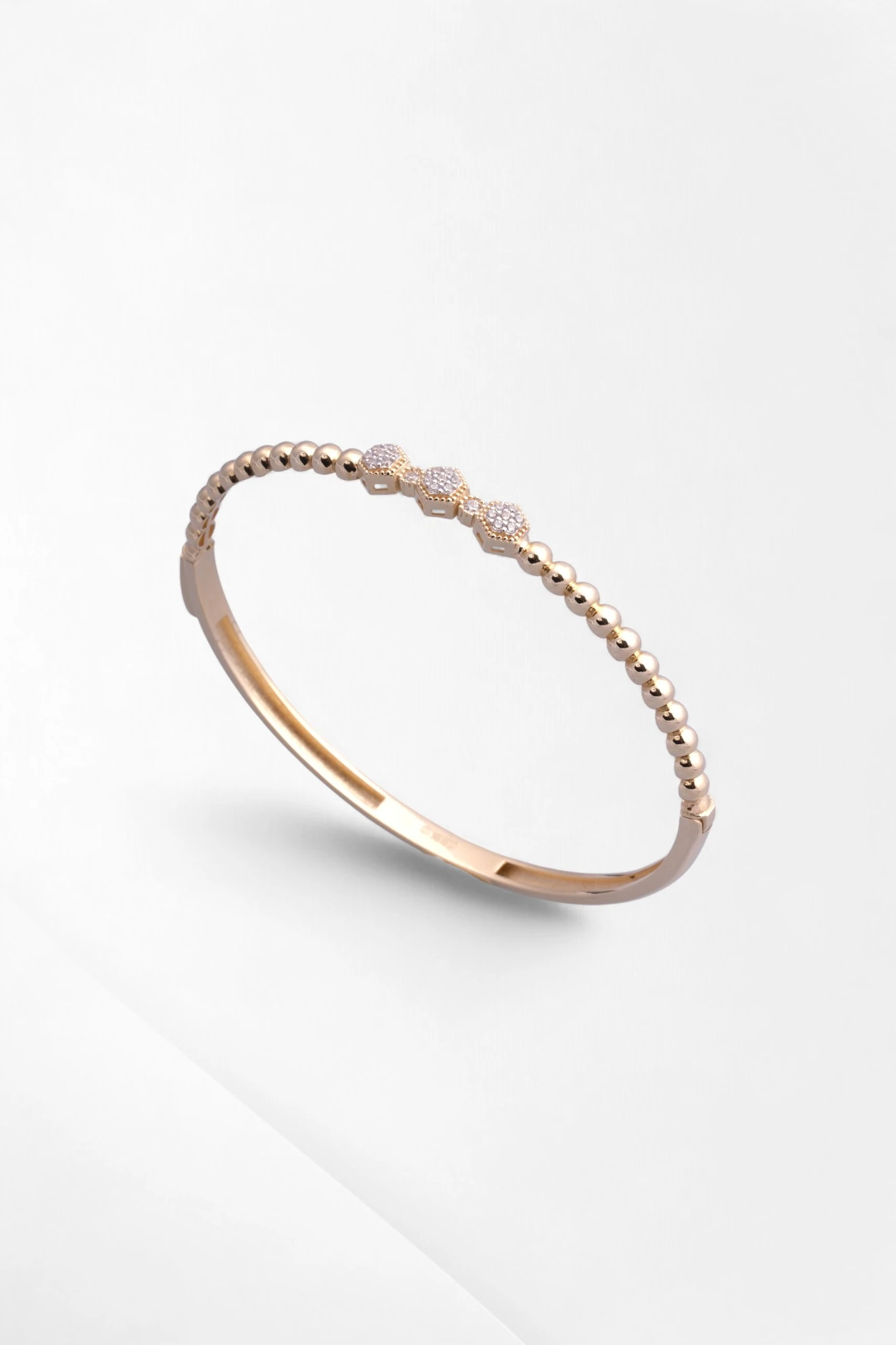 Zarafetin Işıltılı Yansıması: 14 Ayar Altın Taşlı Dorika Kelepçe Bilezik 7 GR Ürün Kodu: KLP2577