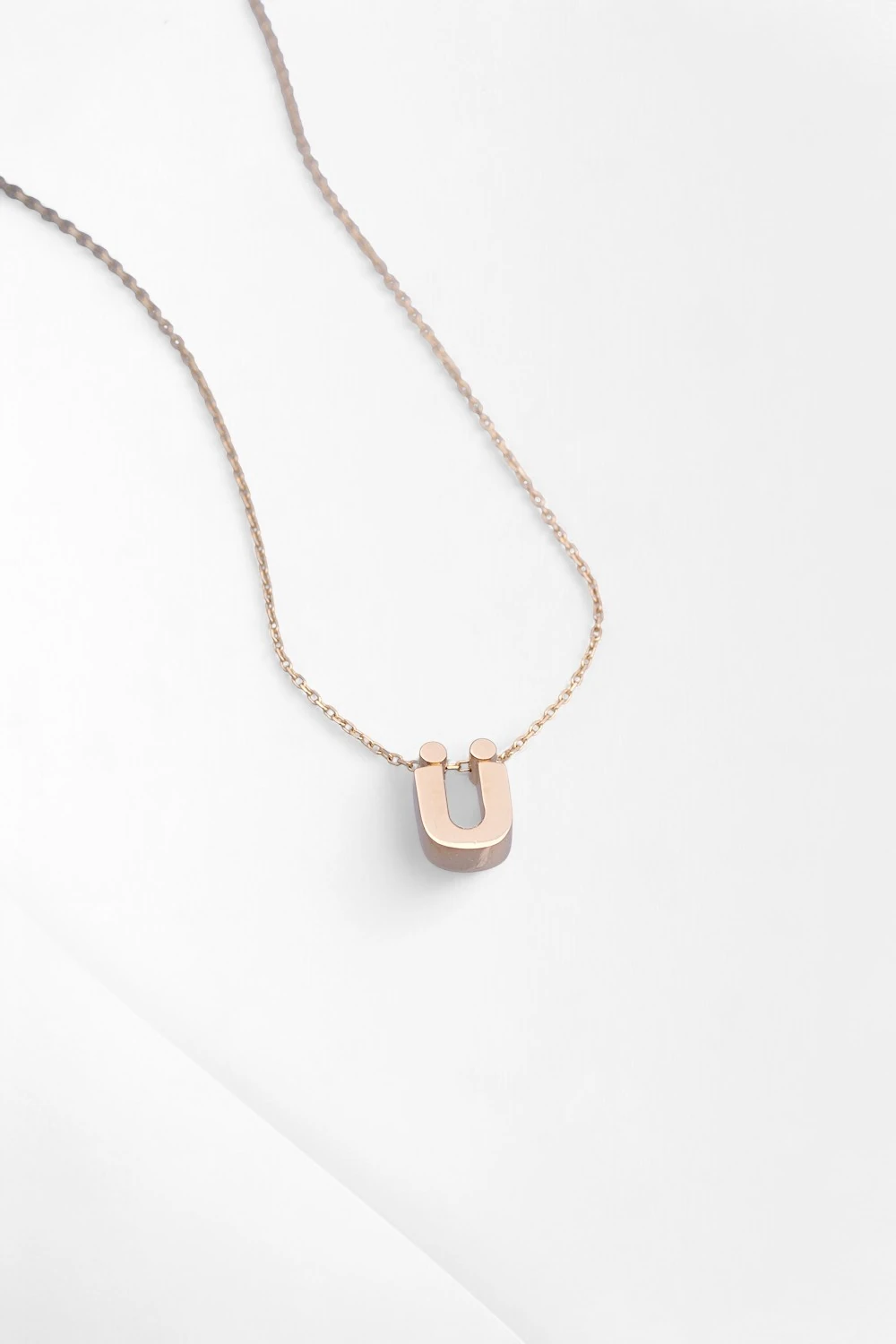 14 Ayar Altın Ü Harf Kolye: İsminizin Baş Harfiyle Gelen Modern Zarafet 1,74 GR Ürün Kodu: KLY5478