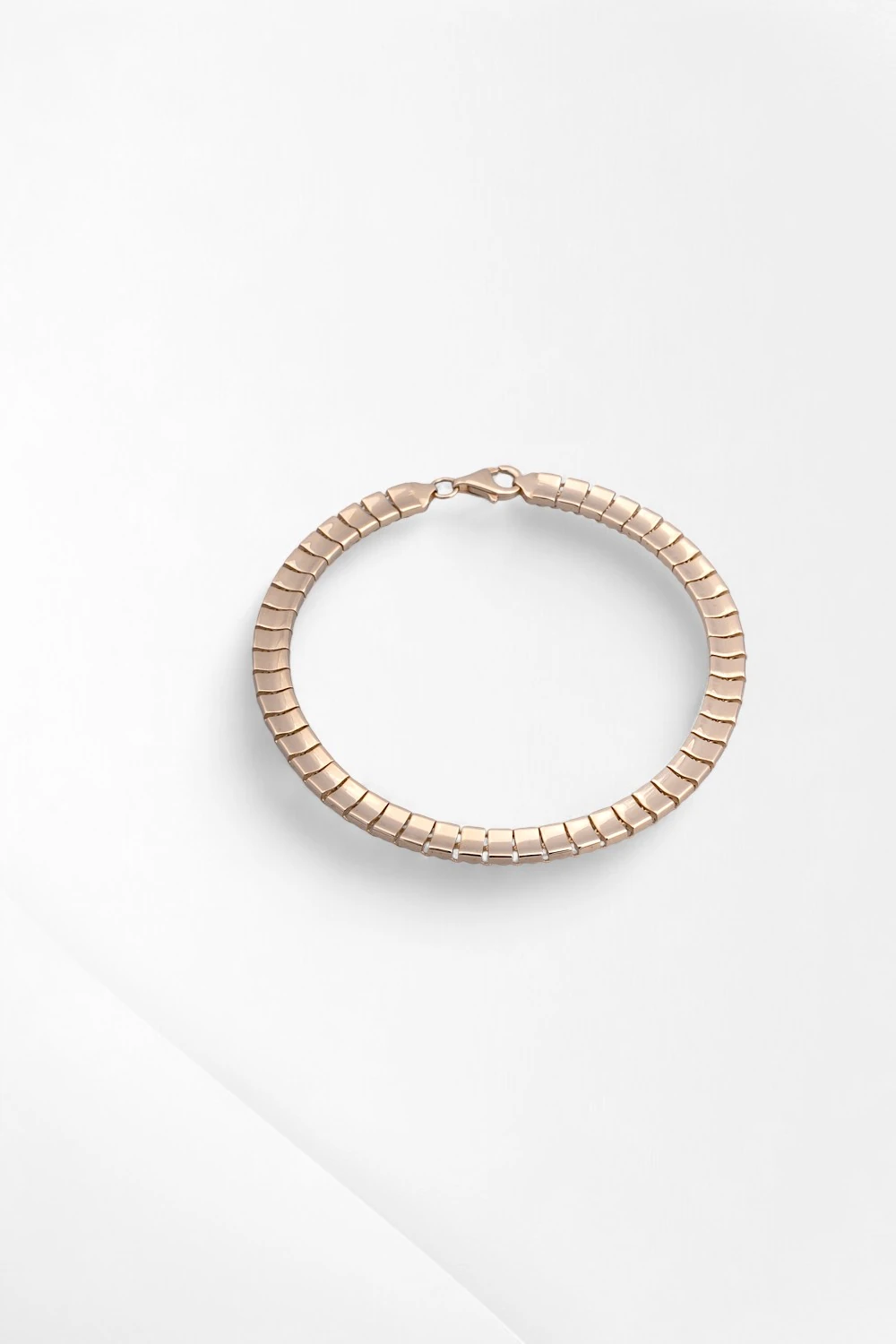 14 Ayar Altın Modern Ezme Bileklik (Künye): 7.35 Gram Ağırlığında Tok ve Gösterişli Tasarım Ürün Kodu: KNY6172